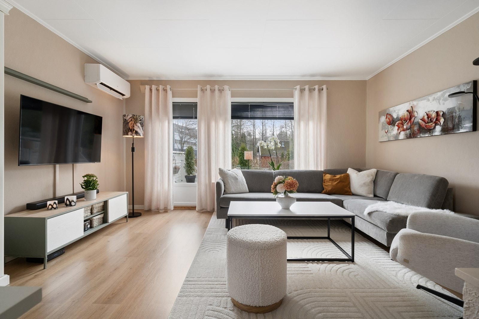 Lys og svært tiltalende stue med store vindusflater som slipper inn rikelig med naturlig dagslys. Utgang til den solrike terrassen og hagen fra terrassedøren i stuen Galleribilde