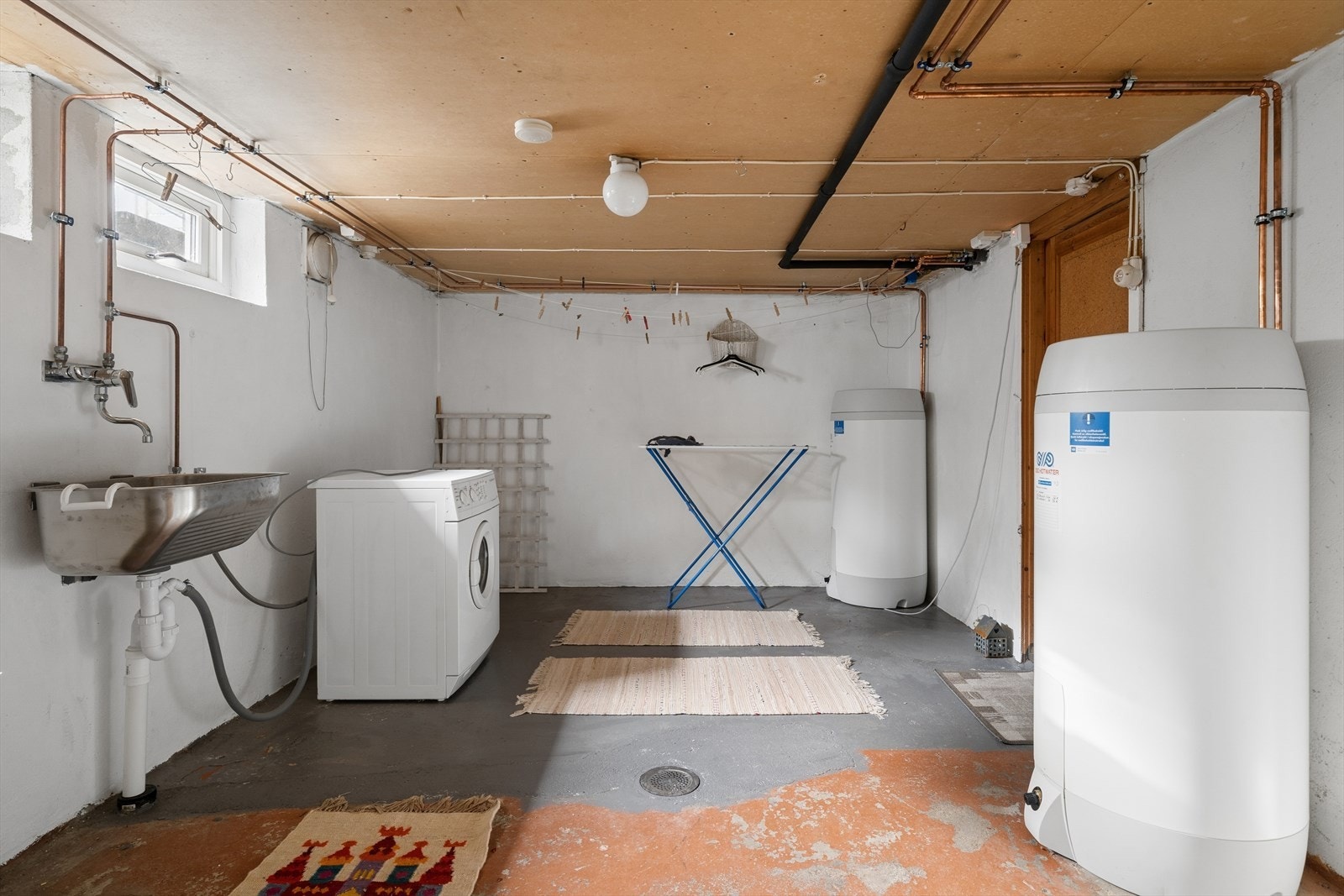 Praktisk og romslig felles vaskerom med god funksjonalitet. Tilkomst fra egen kjellerrom. Galleribilde