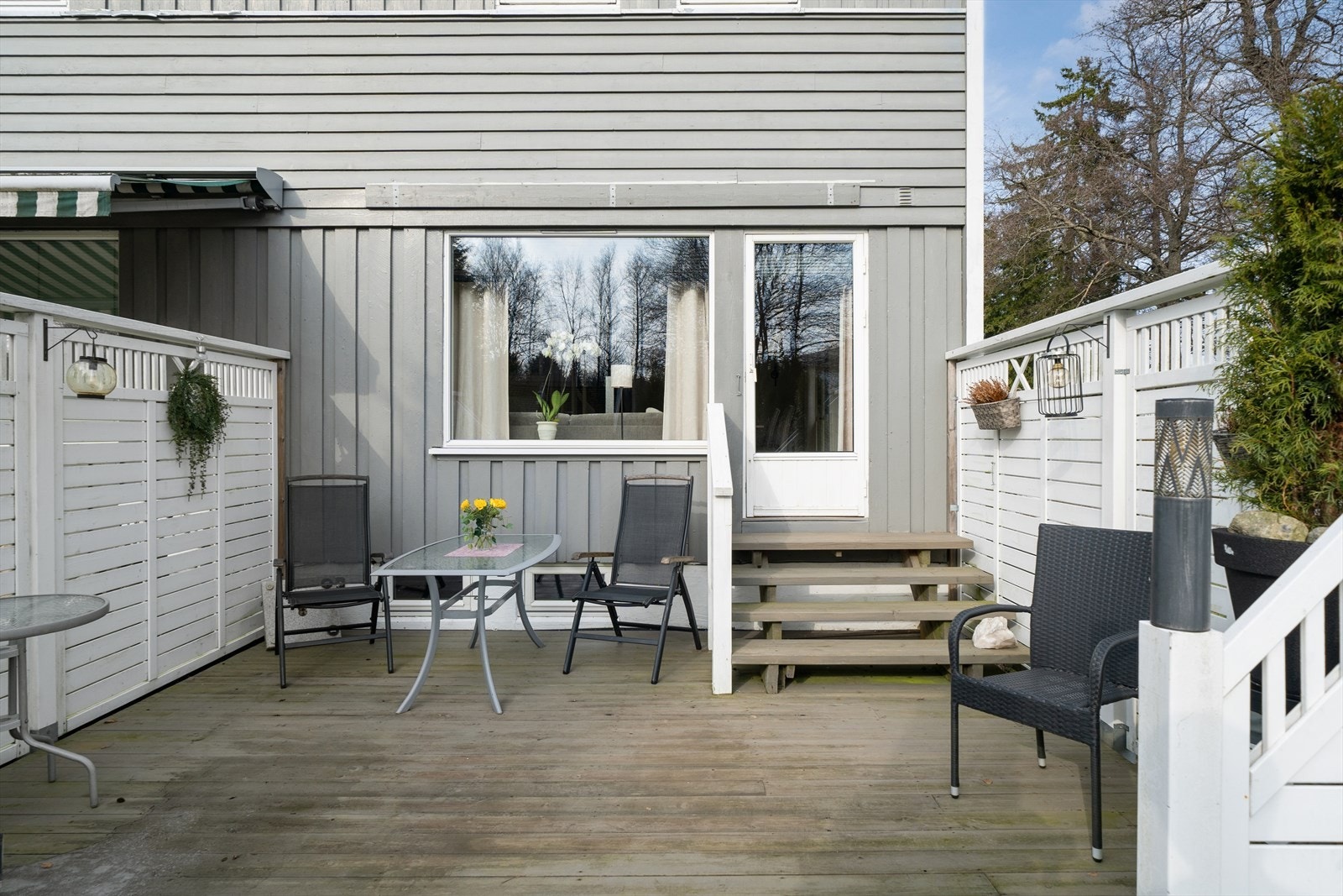Innbydende solrik og skjermet terrasse med god plass til både sittegruppe og avslapningssone Galleribilde
