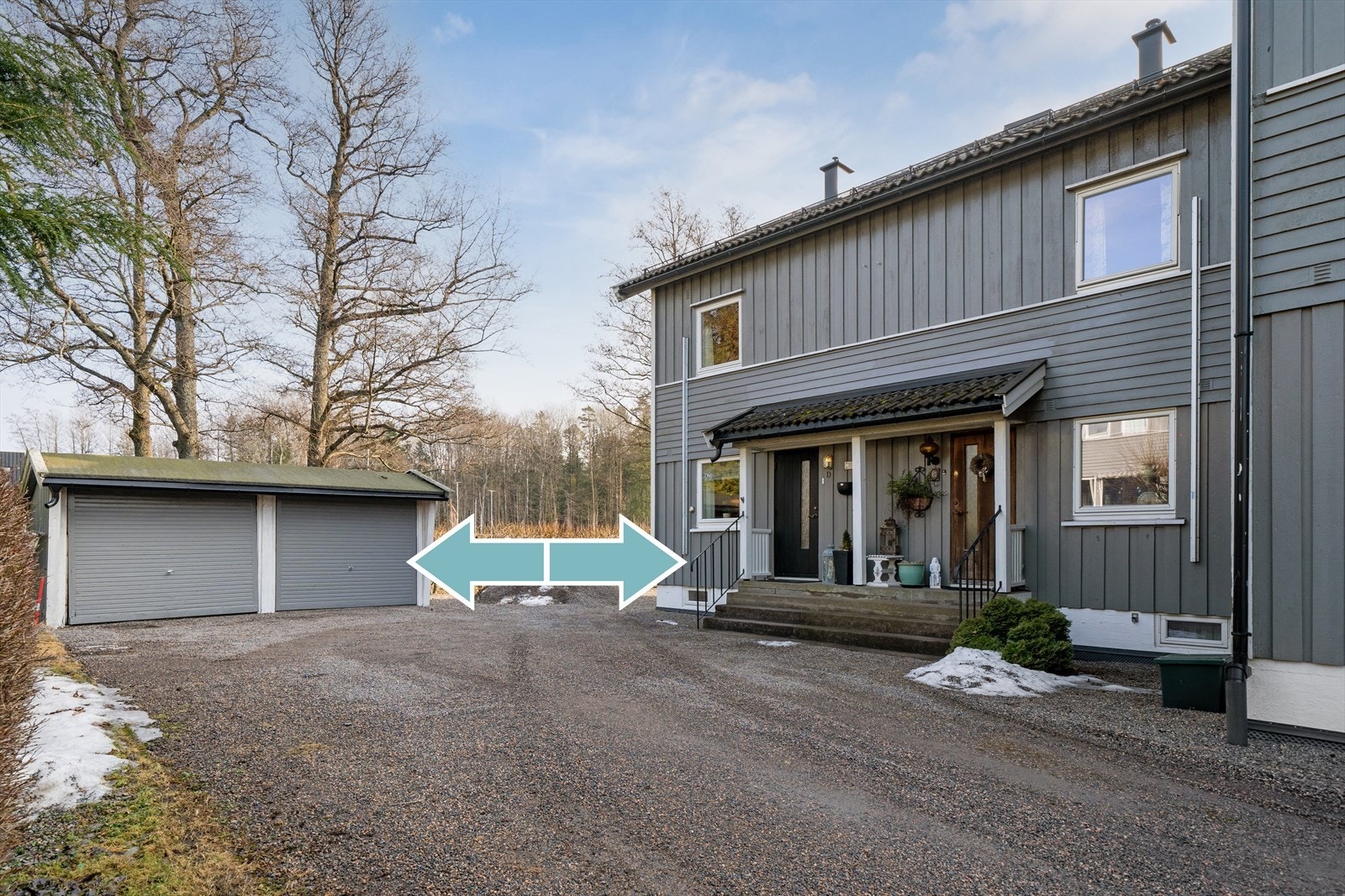 Velkommen inn! Boligen har egen inngang til venstre og garasjeplassen til høyre. Et innbydende og praktisk tunområde som gir et meget godt førsteinntrykk av eiendommen Galleribilde