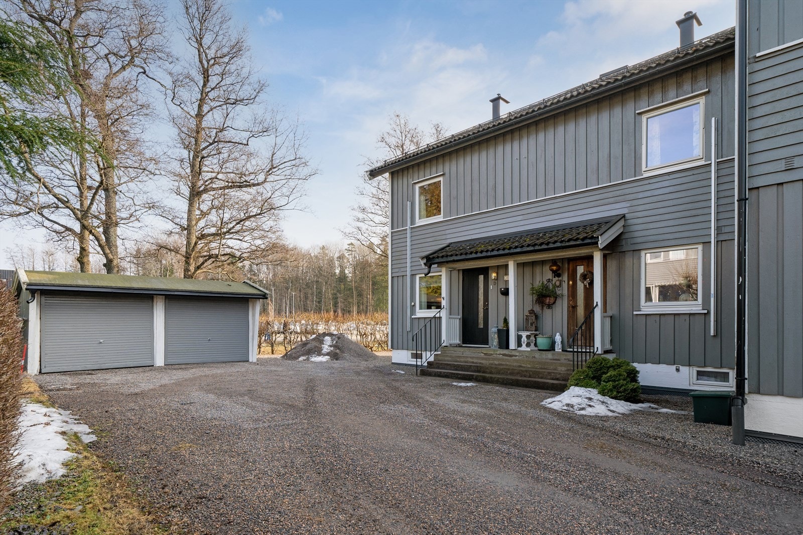 Velkommen til Sigyns vei 14D presentert av Nina Hage Istad/DNB Eiendom. Boligen ligger i ende og har egen inngang til venstre og garasjeplassen til høyre. Et meget praktisk tunområde som gir gode parkeringsmuligheter Galleribilde