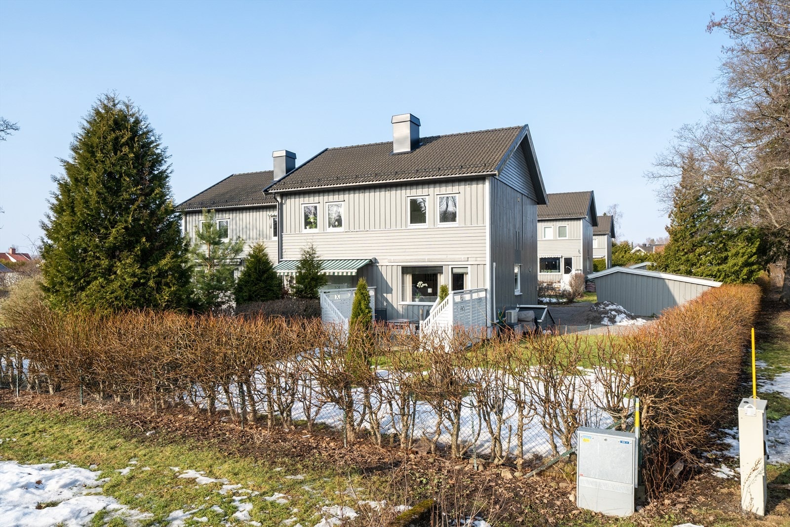 Eiendommen har en solrik, romslig uteareal som naturlig tilfaller den, med både plen, gjerde og hekk som rammer inn hagen er og praktisk med tanke på dyr og hindrer innsyn Galleribilde
