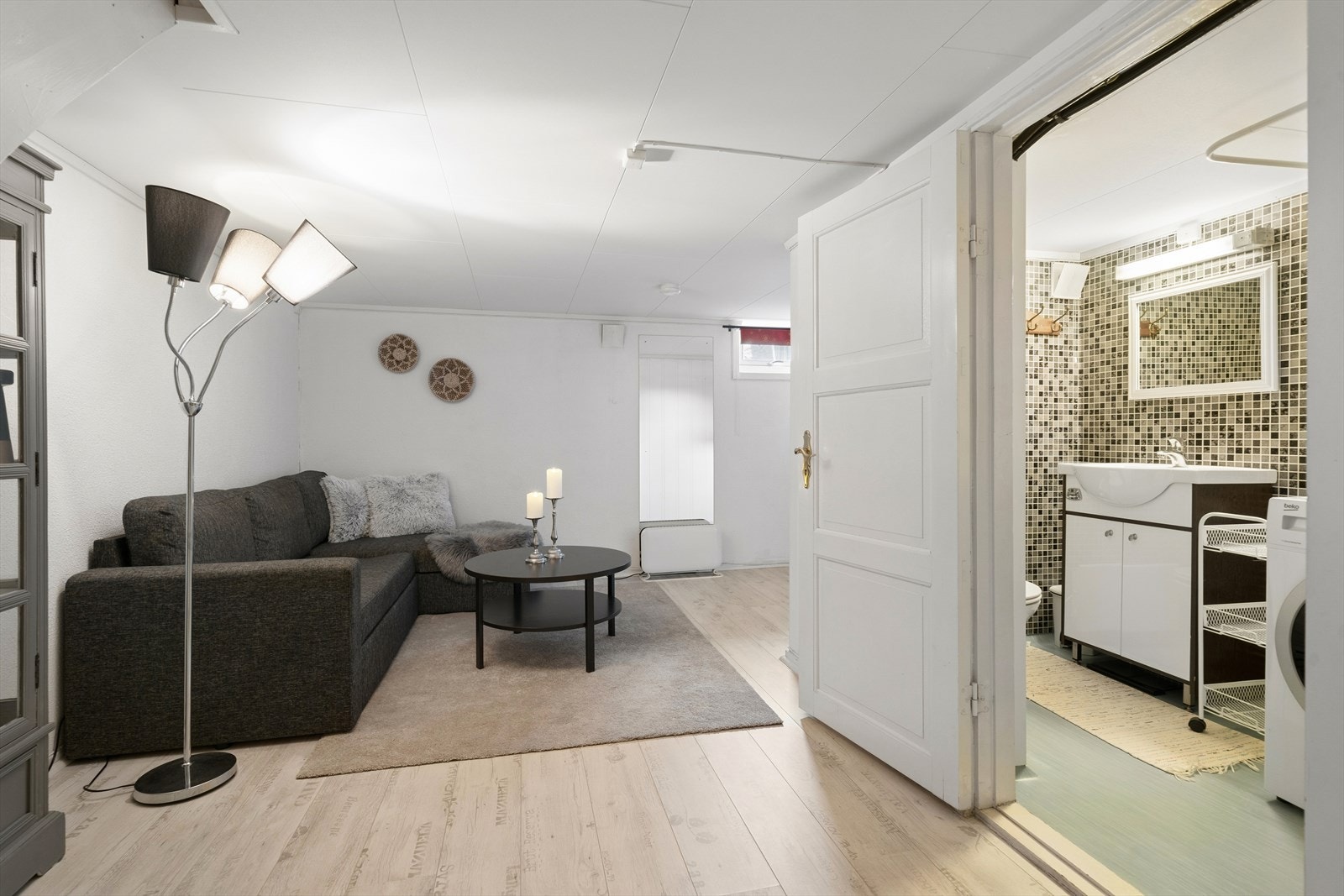 Eldre bad m/wc i kjeller brukes i dag som vaskerom med opplegg for vaskemaskin. I tillegg finnes det felles vaskerom med utslagsvask Galleribilde