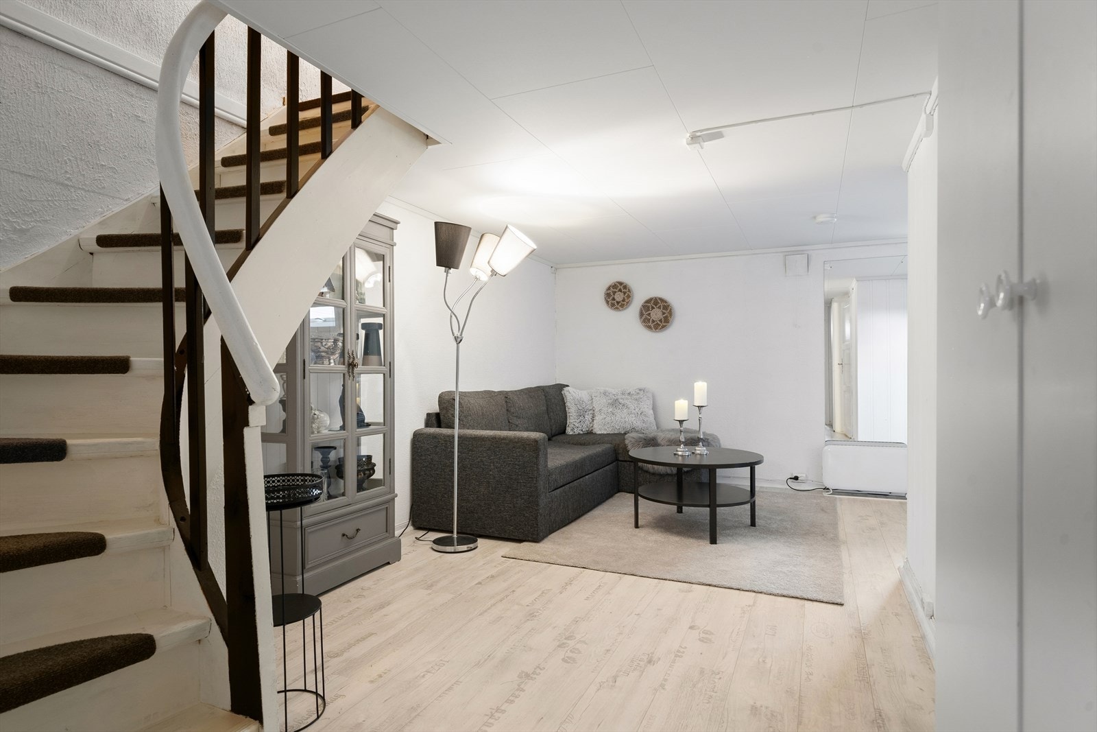 Lys og innbydende bonusareal i kjellerstue. Rommet har lyse vegger og gulv, en look som skaper en varm og behagelig atmosfære. Arealet er ikke omsøkt eller godkjent som boareal, og tegninger stemmer ikke med dagens løsning Galleribilde