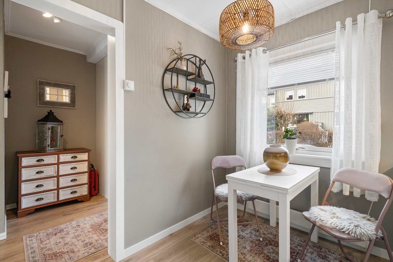 Lys og hyggelig spiseplass med gode vindusflater som slipper inn rikelig med dagslys. Her får man en sjarmerende krok som egner seg perfekt for morgenkaffen eller en rolig arbeidsstund med utsyn mot uteområdet Galleribilde