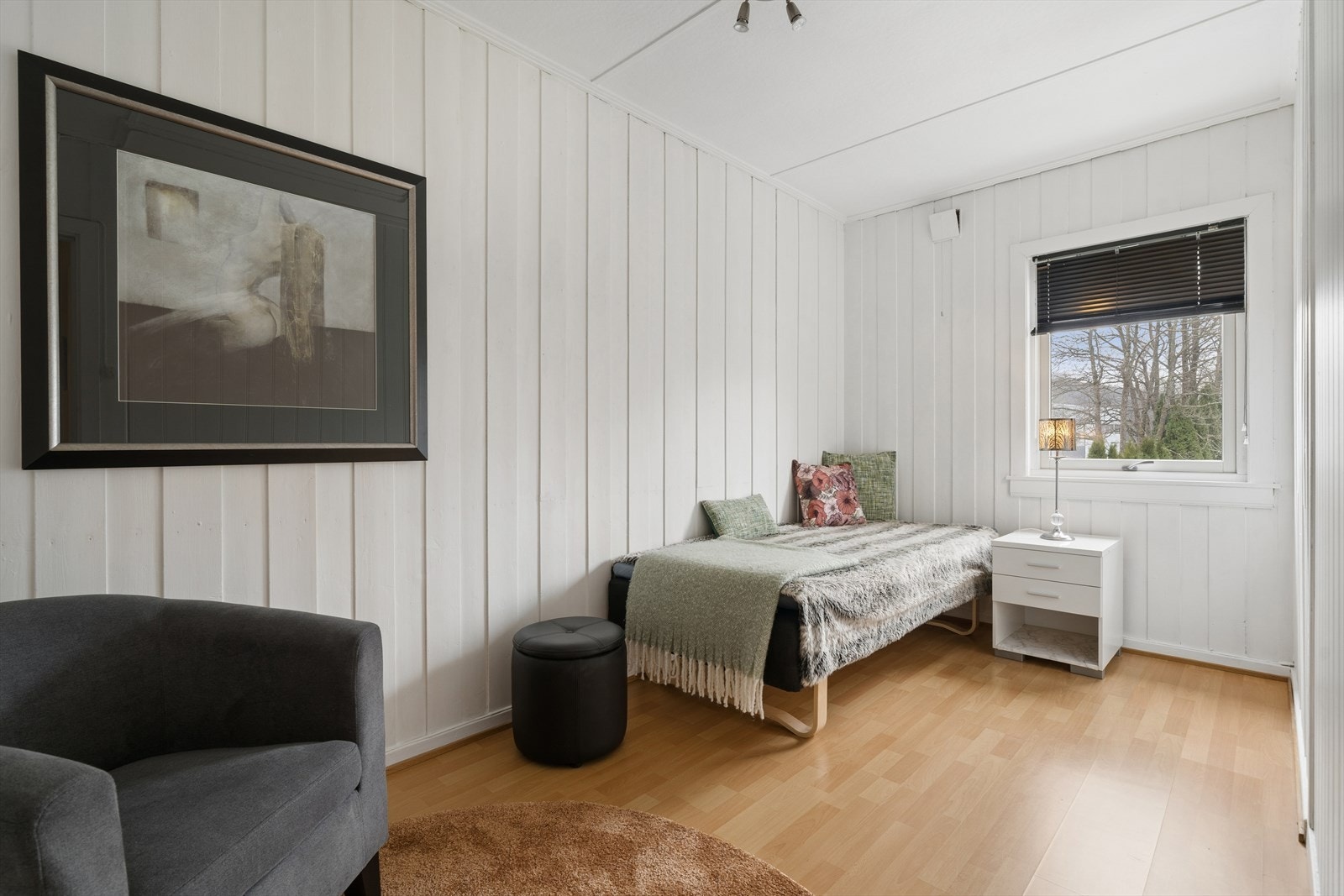 Soverom ll er lyst og trivelig med god planløsning og flere muligheter for innredning. Rommet har lyse panelvegger som gir en ren og nordisk følelse, i kombinasjon med et varmt gulv som skaper en behagelig atmosfære Galleribilde