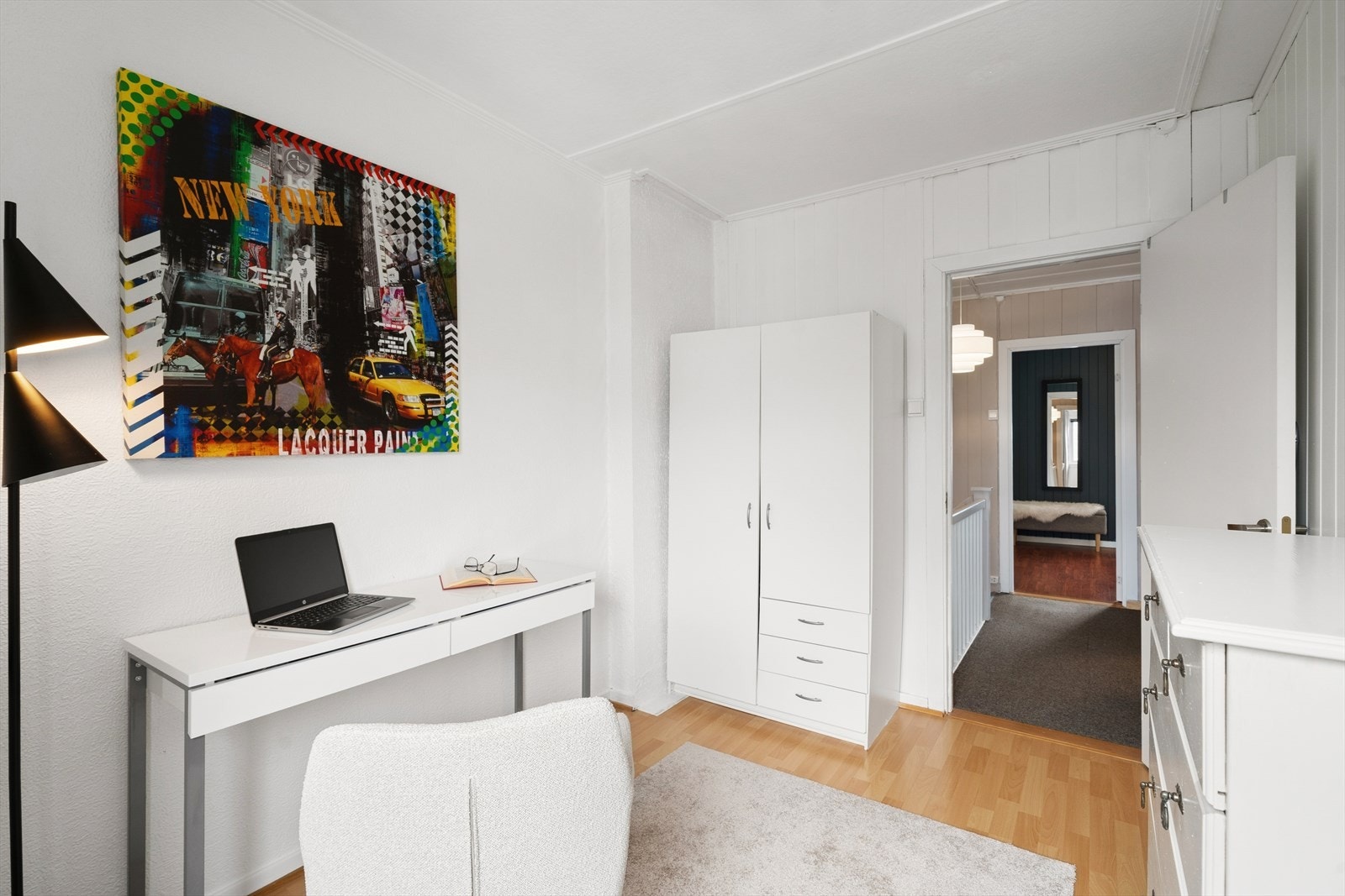 Soverom l er lyst og anvendelig rom som egner seg godt som hjemmekontor, gjesterom eller ekstra soverom. Hovedsoverom rett frem, soverom ll og bad til høyre for bilde Galleribilde