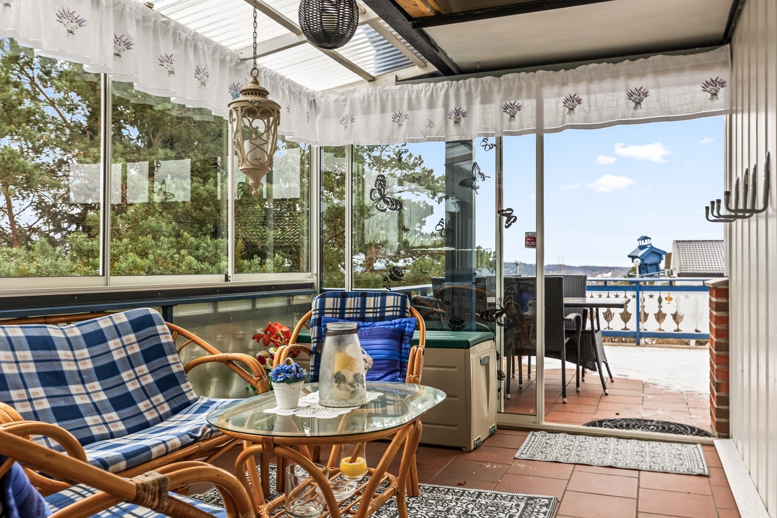 Balkongen har glassfelt som slipper inn mye lys og gir utsikt over nærområdet. Galleribilde