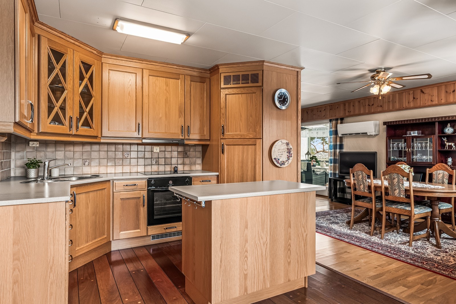 Kjøkkenet har profilerte fronter og laminat benkeplate. Galleribilde