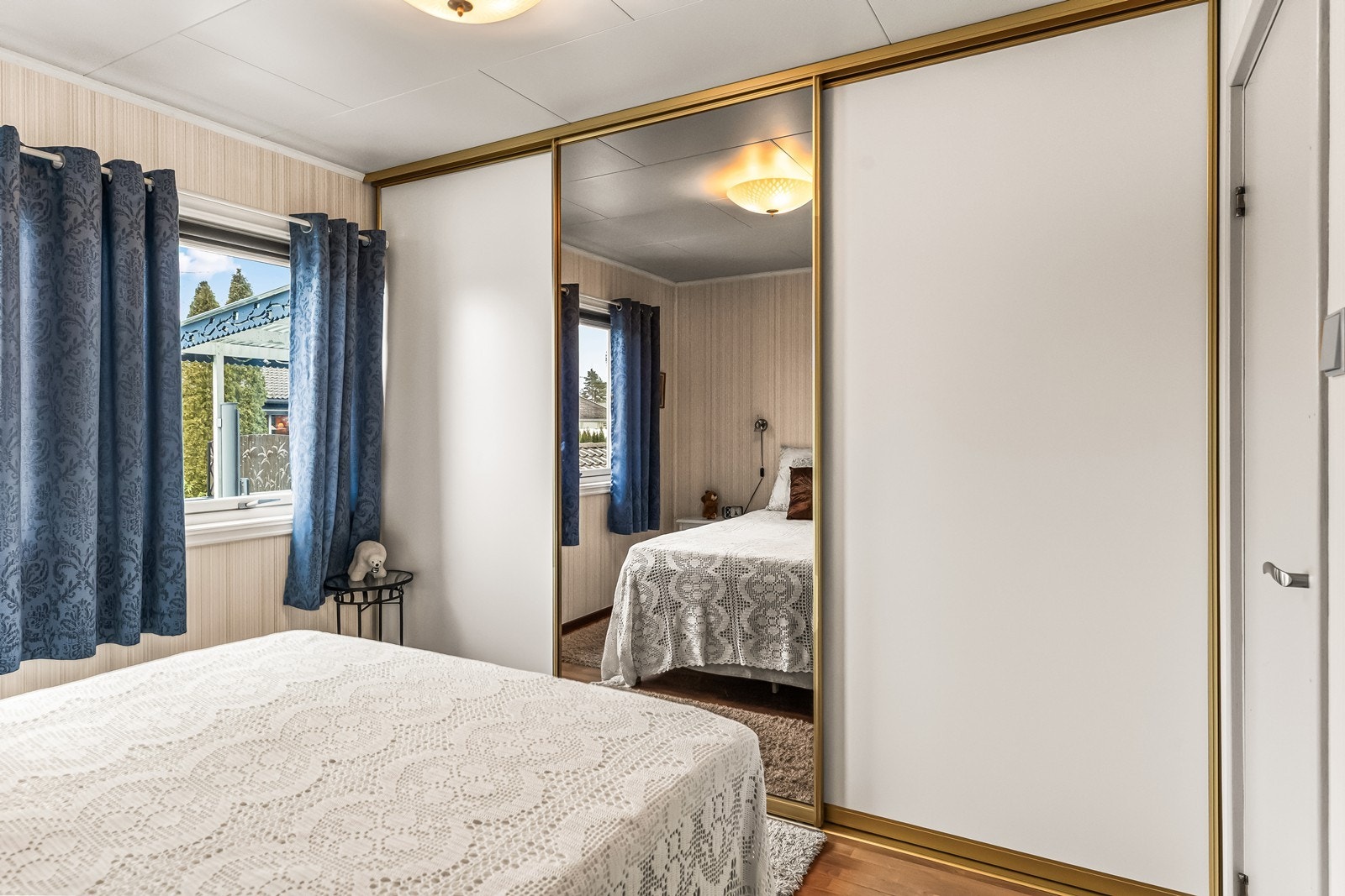 Skyvedørsgarderobe med speil gir praktisk oppbevaring. Galleribilde