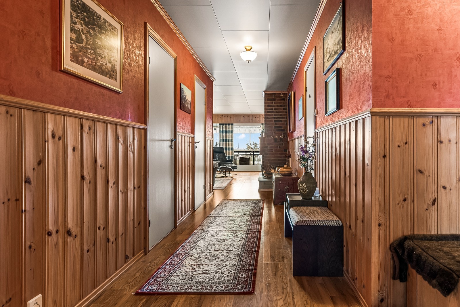 Gangen fra entréen gir en enkel tilgang til stuen. Galleribilde