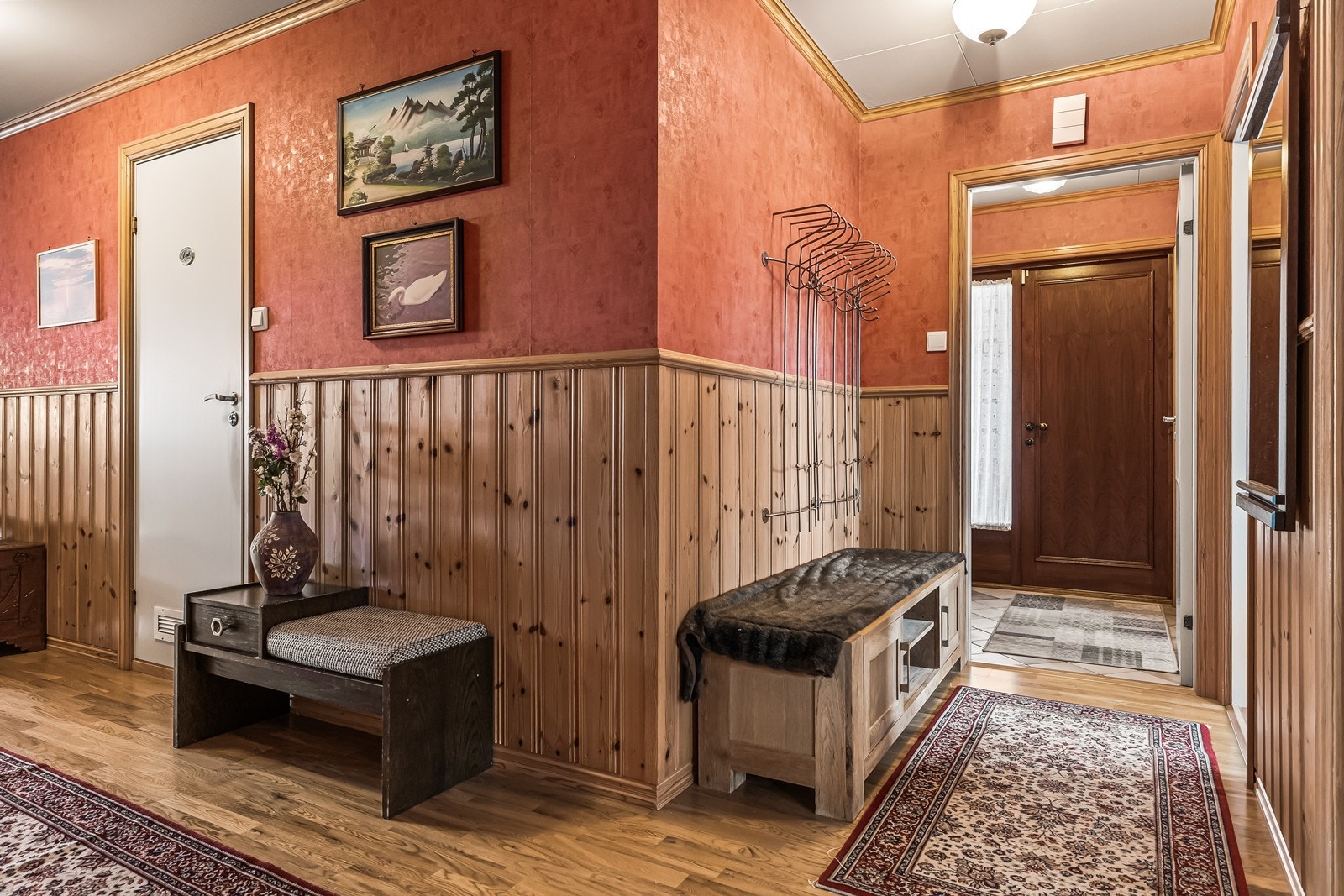 Varm atmosfære i entréen. Galleribilde