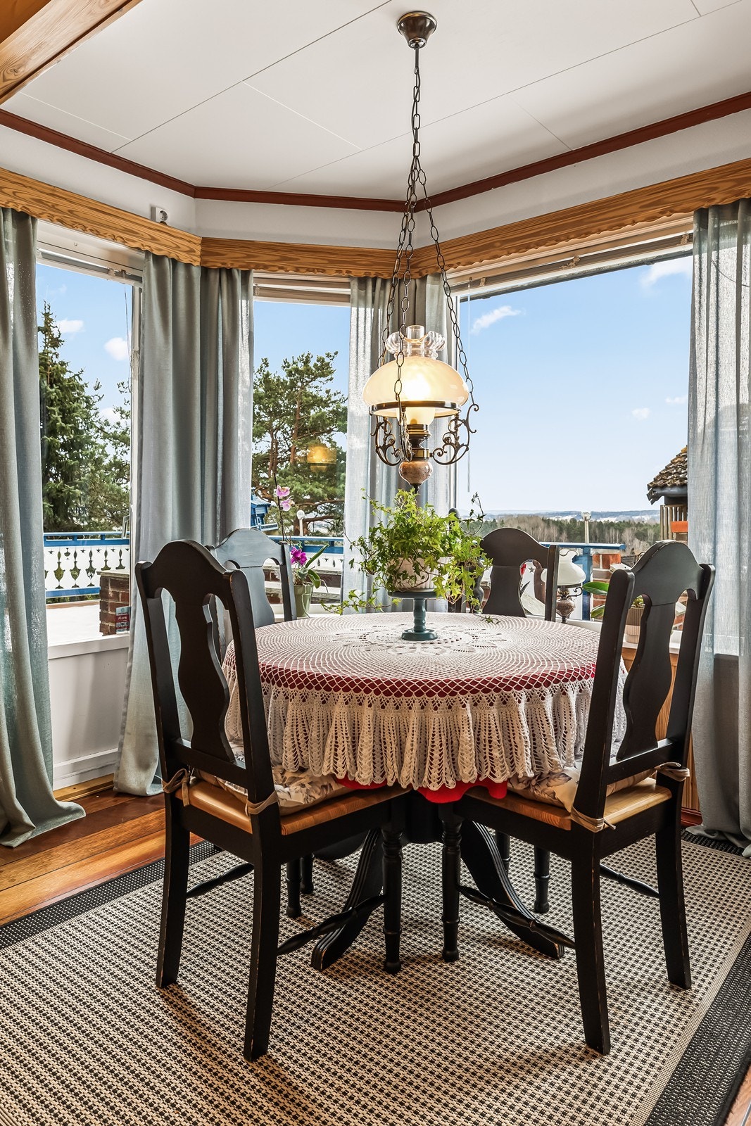 Store vindusflater gir lys og utsikt fra spiseplassen. Galleribilde