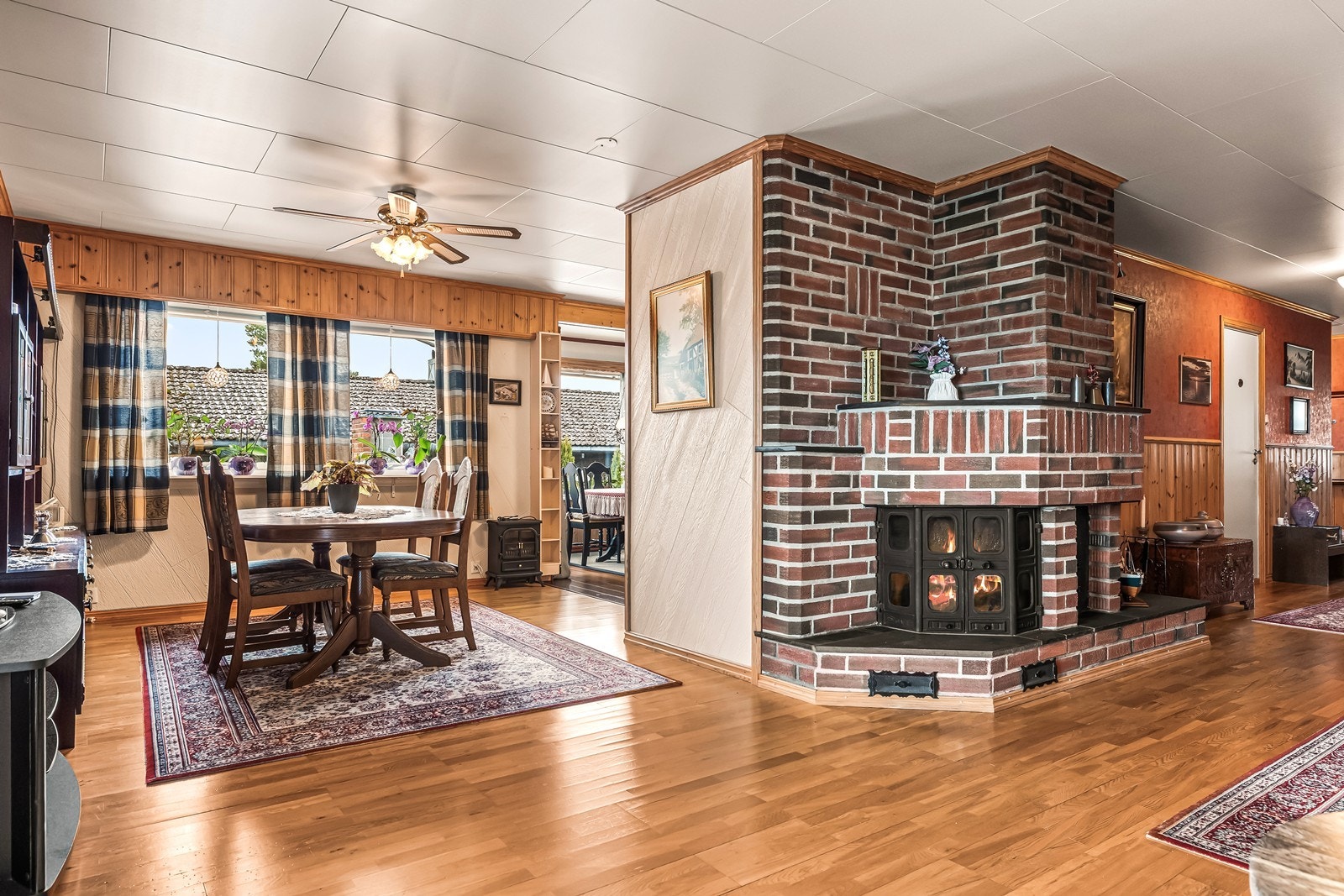 Åpen løsning mellom stue og spisestue/kjøkken gir romslig oppholdsareal. Galleribilde