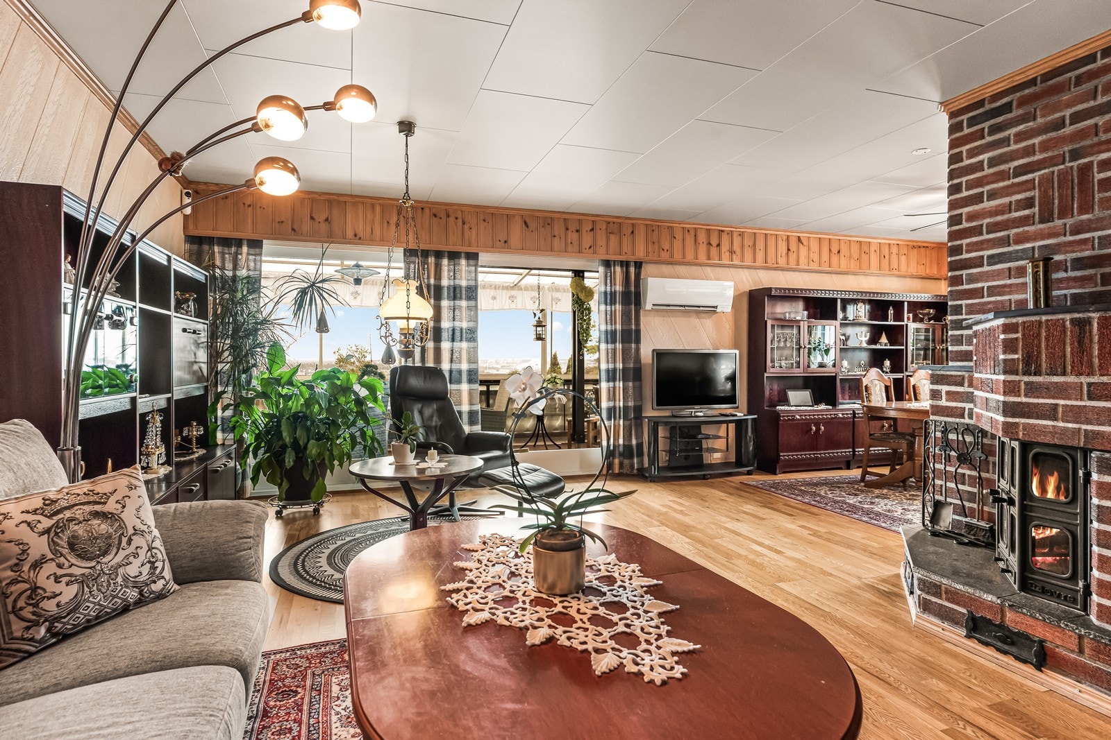 Store vindusflater gir godt lysinnslipp og flott utsikt. Galleribilde