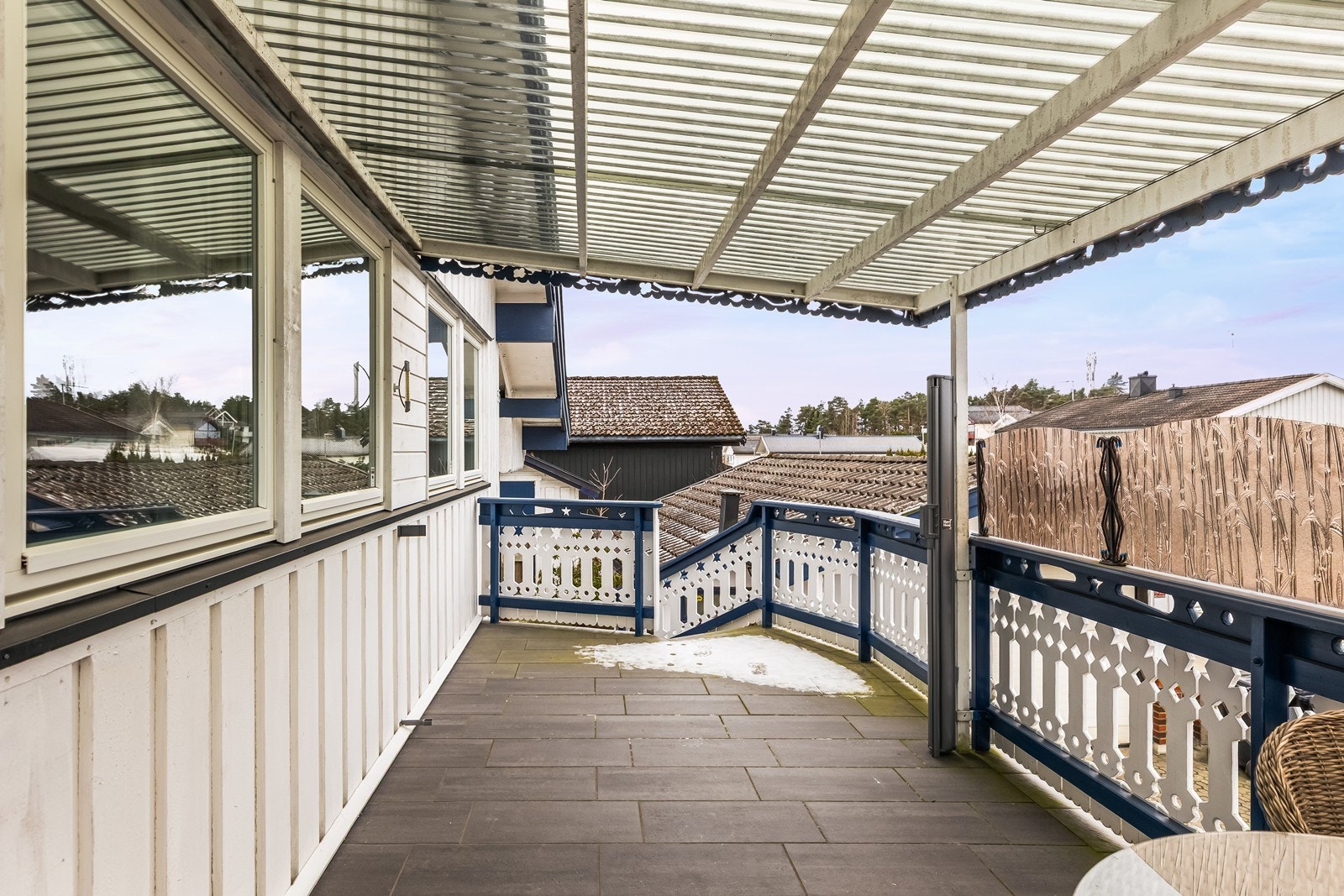 Terrasse med takoverbygg. Galleribilde