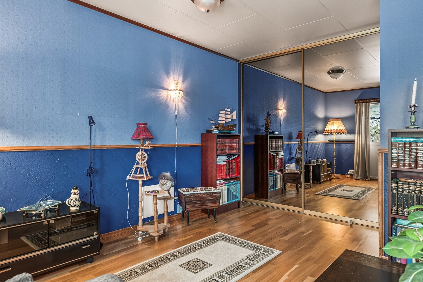 Romslig skyvedørsgarderobe for praktisk oppbevaring på soverommet. Galleribilde