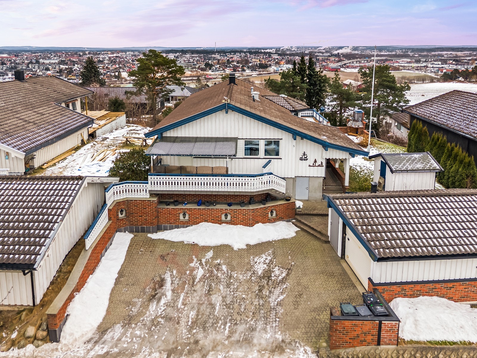 Eiendommen har en romslig gårdsplass med belegningsstein, som gir gode parkeringsmuligheter. Galleribilde