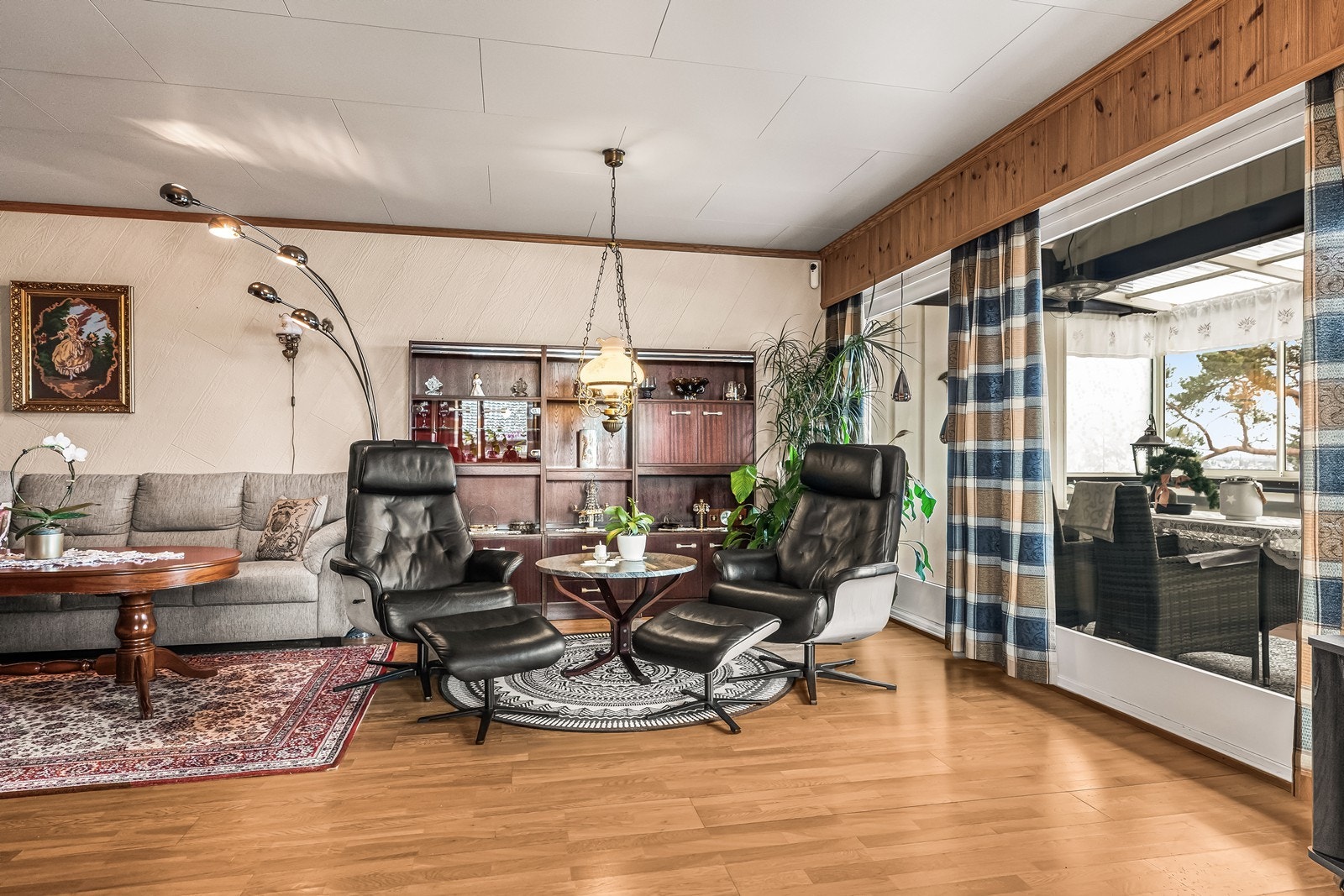 Romslig stue gir fleksible møbleringsmuligheter. Galleribilde