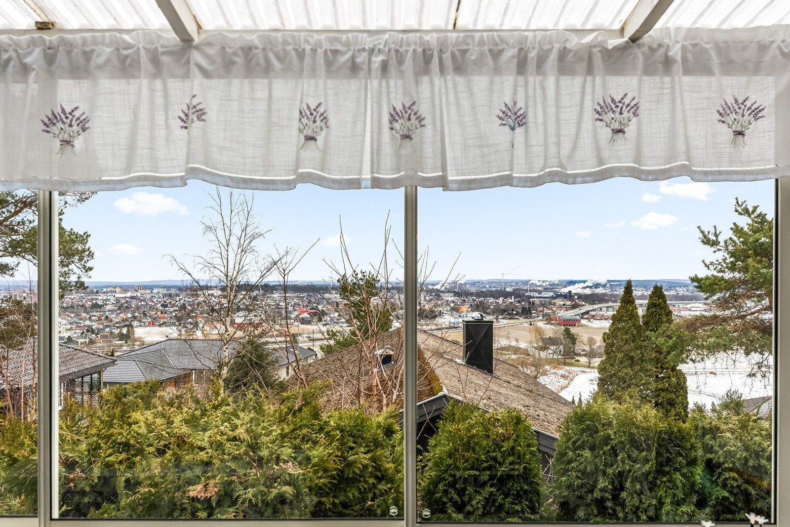 Utsikt over Sarpsborg sentrum og omkringliggende områder gir en følelse av åpenhet og romslighet. Galleribilde