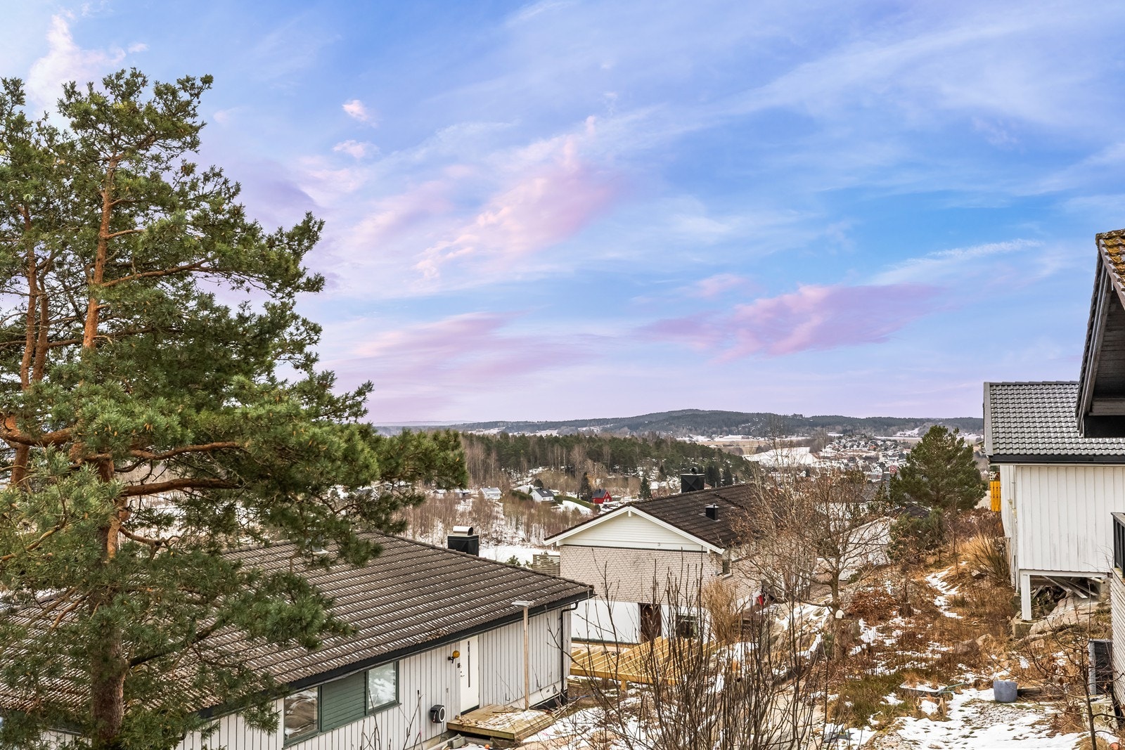 Fra eiendommen er det flott utsikt mot Sarpsborg sentrum og omkringliggende områder. Galleribilde