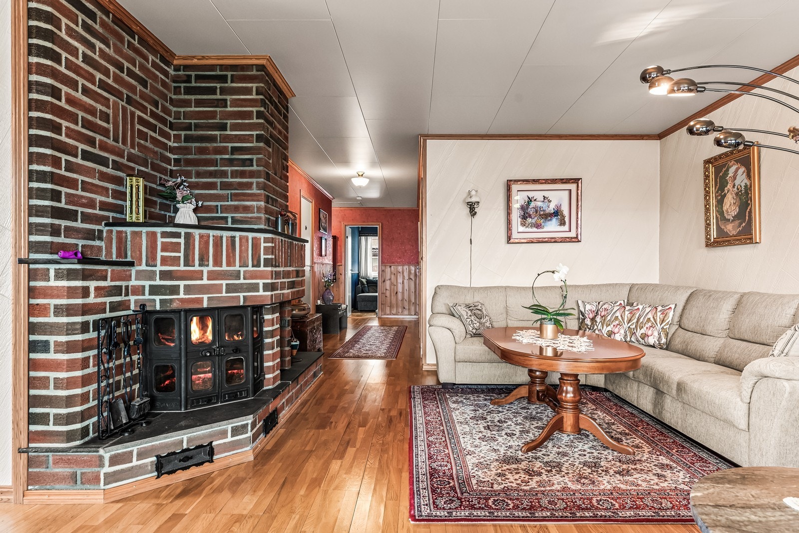 Elementpipe og peis med innsats gir en varm atmosfære i stuen. Galleribilde