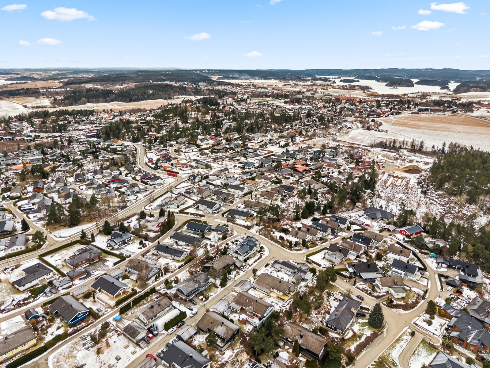 Oversiktsbilde viser nærhet til Sarpsborg sentrum og lokale fasiliteter. Galleribilde