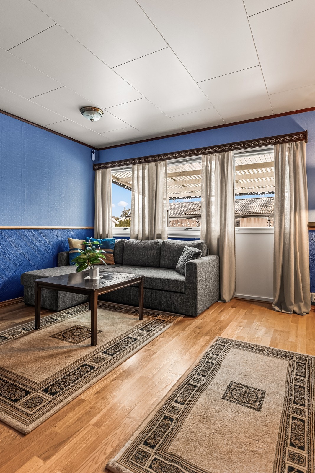 Store vindusflater gir godt lys inn på soverom, som har utgang til terrasse. Galleribilde