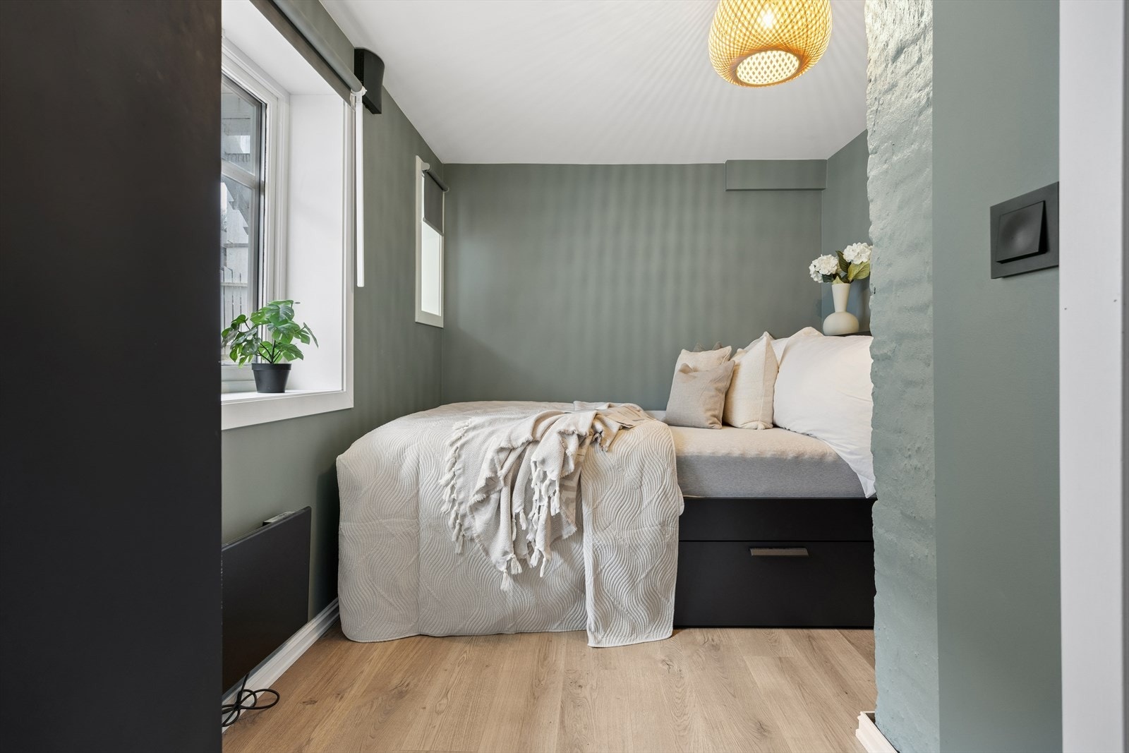 Soverom 2 - Rommet er plassert for å gi ro og privatliv, og egner seg godt som hovedsoverom, gjesterom eller kontor etter behov. Galleribilde