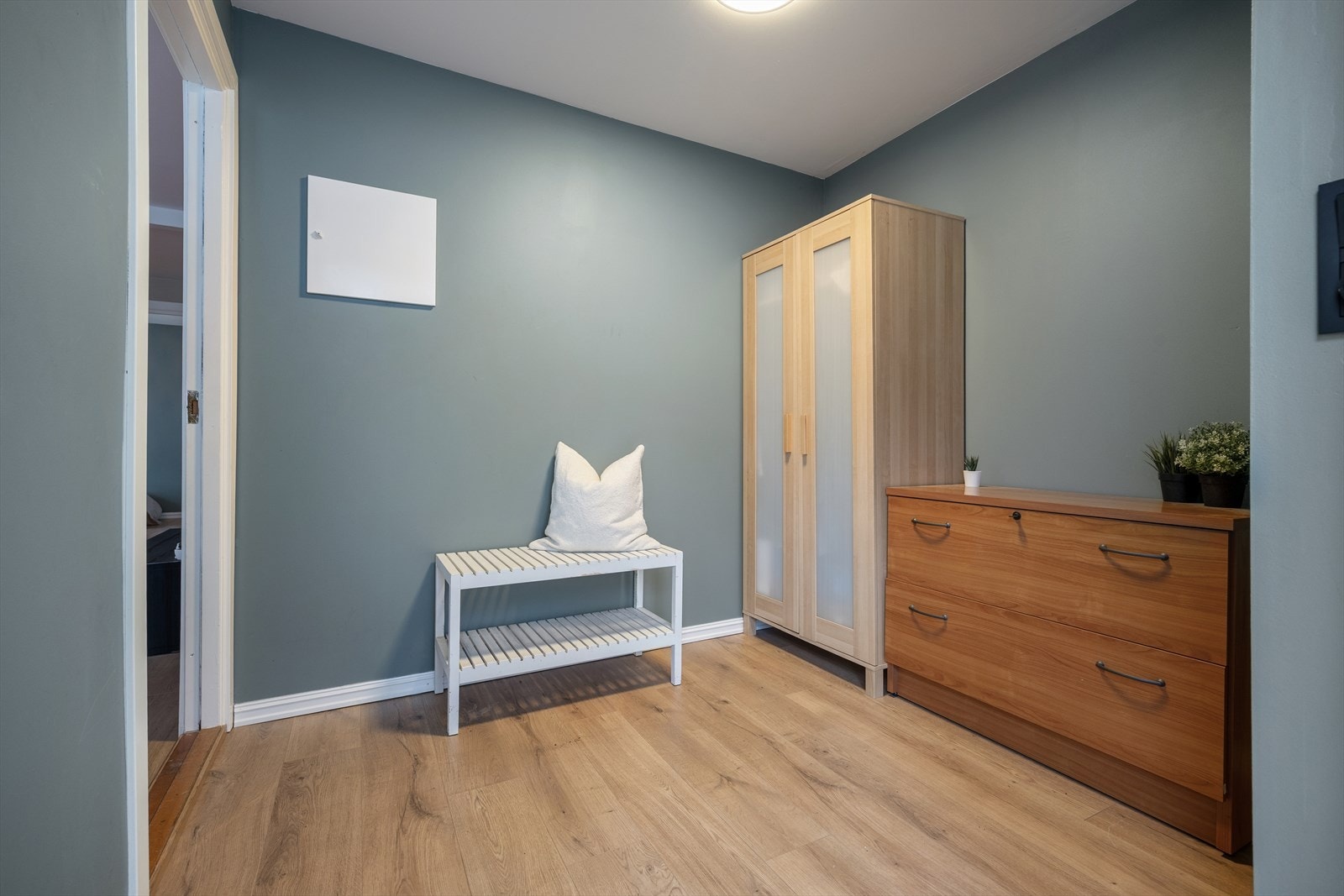 Trivelig og luftig entré som gir et godt førsteinntrykk av leiligheten. Her er det plass til å henge fra seg yttertøy og sette fra seg sko, og rommet leder deg videre inn i leilighetens øvrige rom. Galleribilde