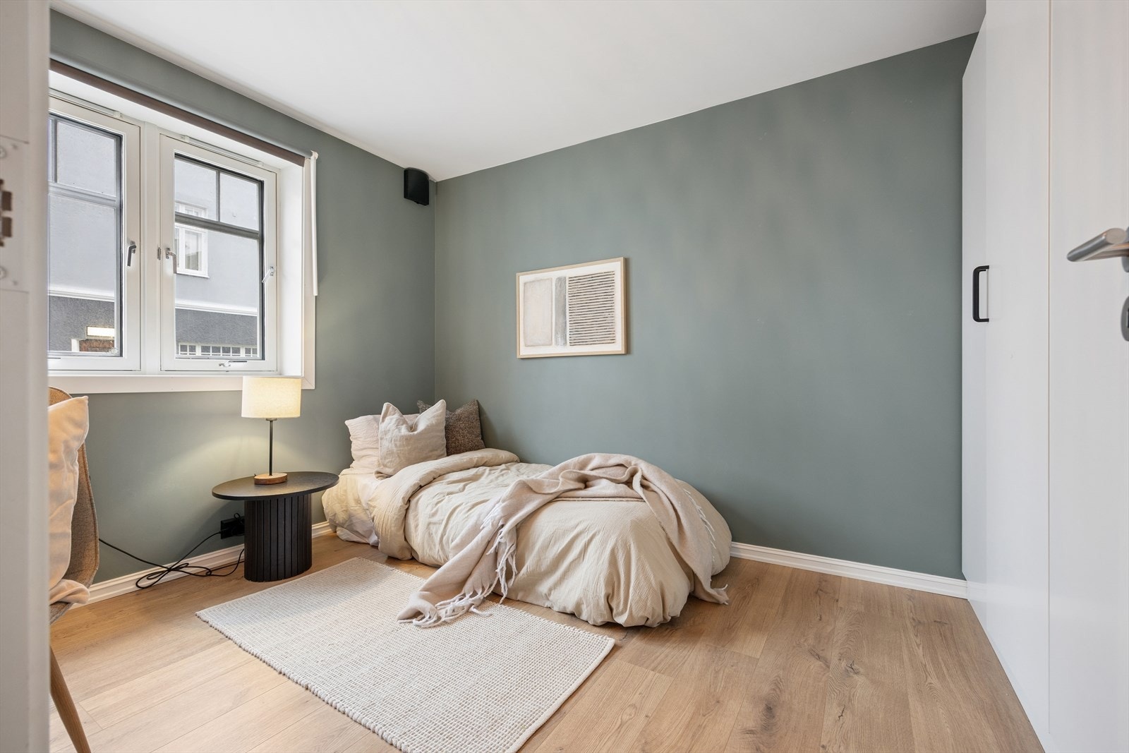 Leiligheten har 2 soverom, begge med god plass til seng og garderobeløsning. Galleribilde