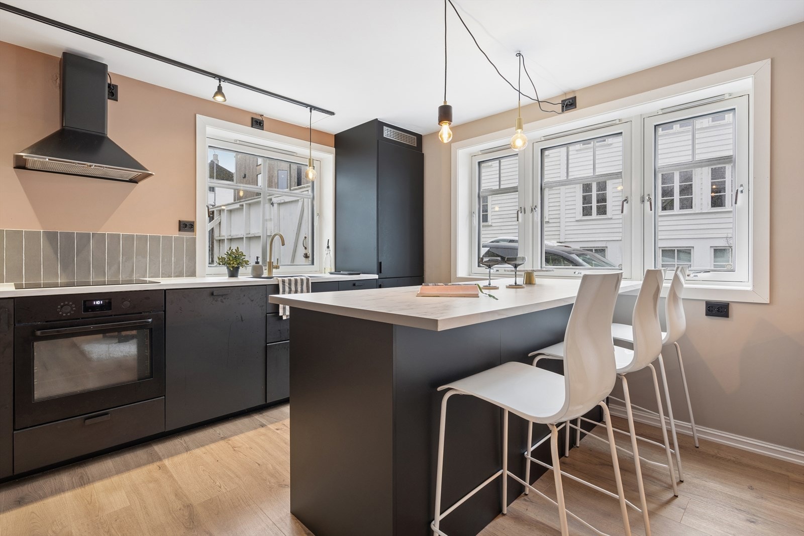 Store vindusflater som gir godt med lysinnslipp. Galleribilde