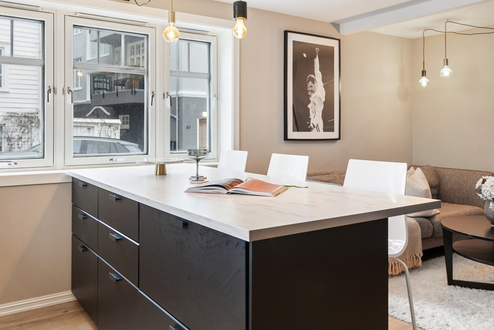 Fin barløsning - Her er det lagt til rette for moderne matlaging og hyggelige måltider. Galleribilde