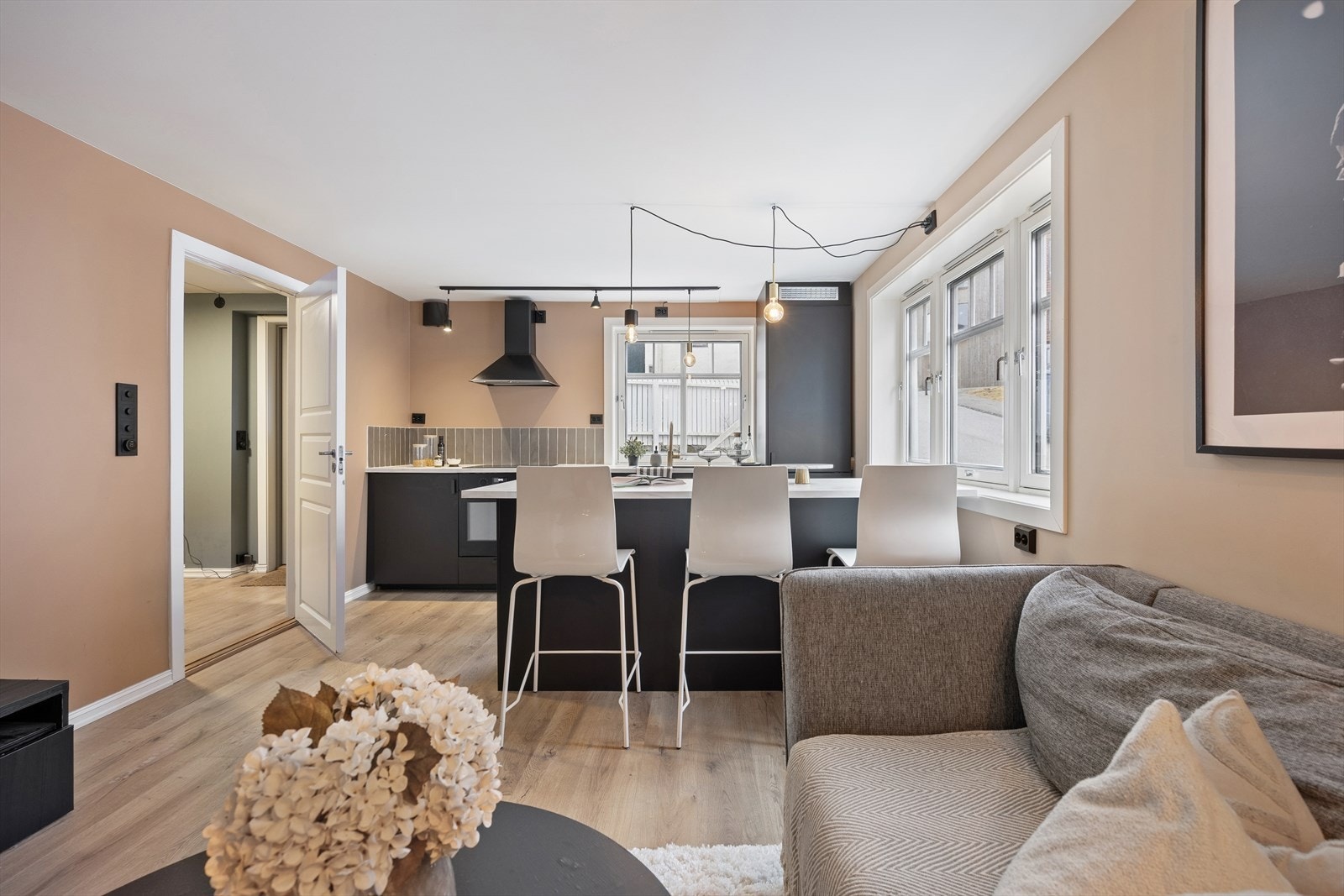 DNB Eiendom v/Øyvind Ådneram har gleden av å presentere Langgata 42! - En moderne leilighet i 1 etasje, oppusset i 2021. Her kan du flytte rett inn. Galleribilde