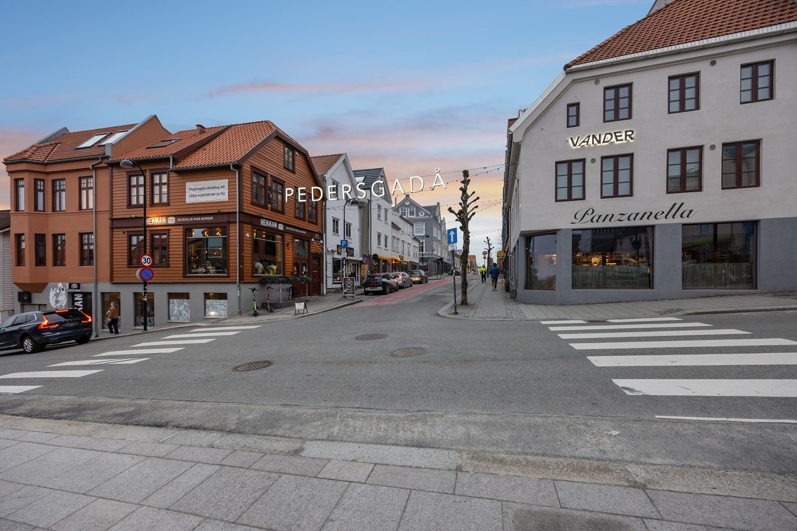 Pedersgadå er et av Stavangers mest levende og sjarmerende områder - kjent for små nisjebutikker, hyggelige kafeer, kreativt miljø og et urbant preg med kort vei til alt. Galleribilde