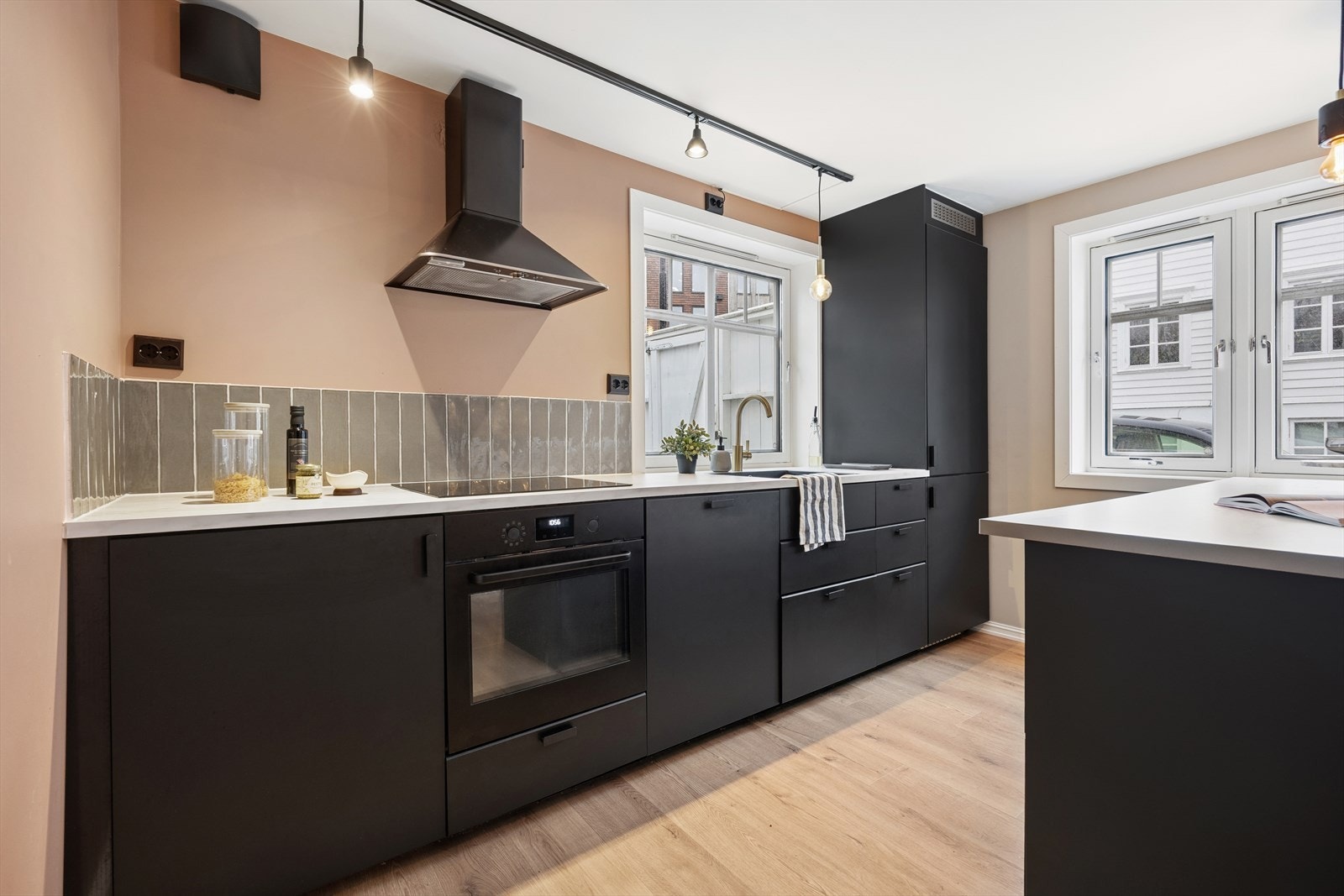 Kjøkkeninnredningen er funksjonell og passer godt inn i leilighetens moderne stil. Galleribilde