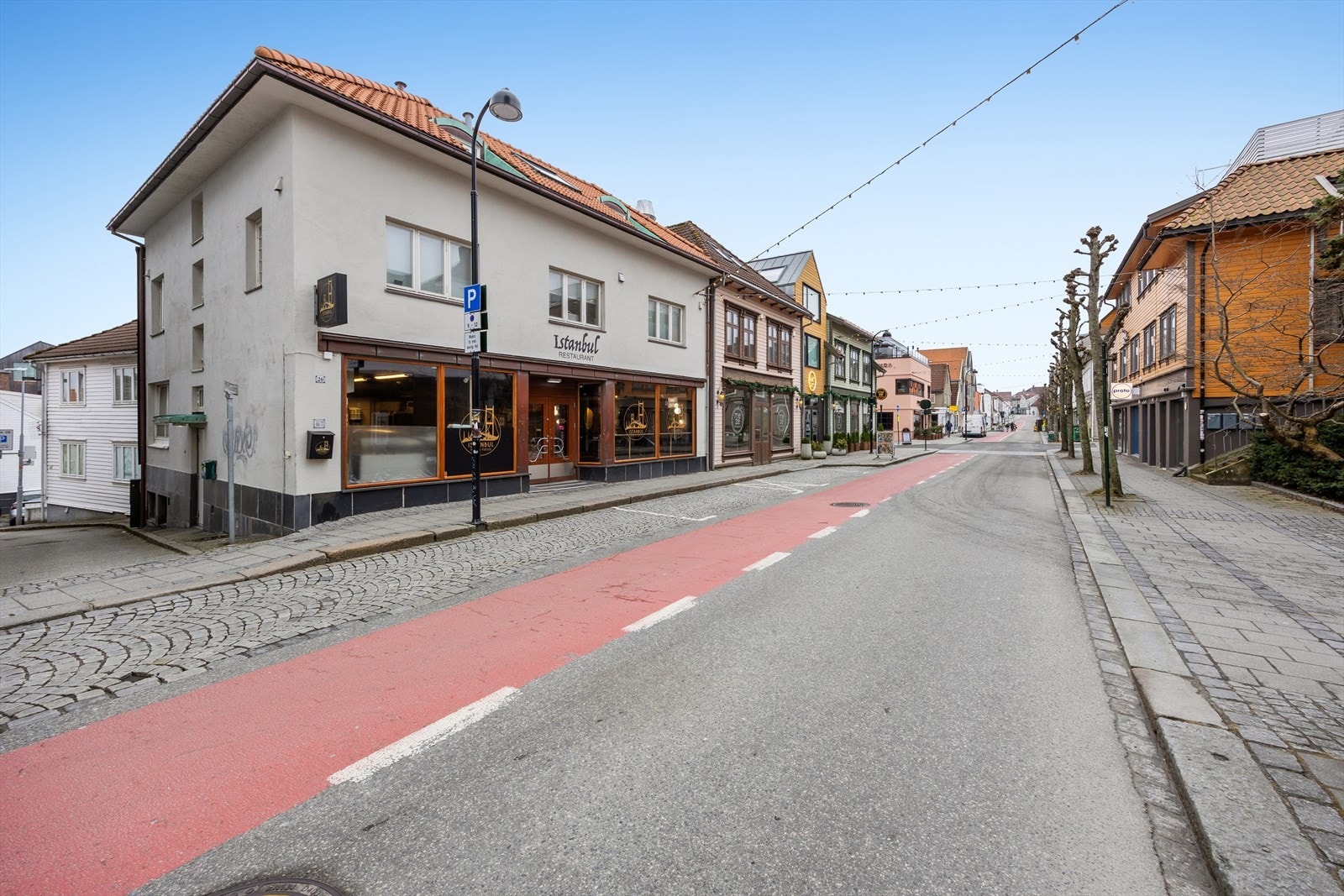 Langgata 42 har en sentral beliggenhet rett utenfor Stavanger sentrum. Stavanger Øst har blitt en eksotisk og urban del av Stavanger sentrum, og er stadig under utvikling. Dette har gjort bydelen meget attraktiv. Galleribilde