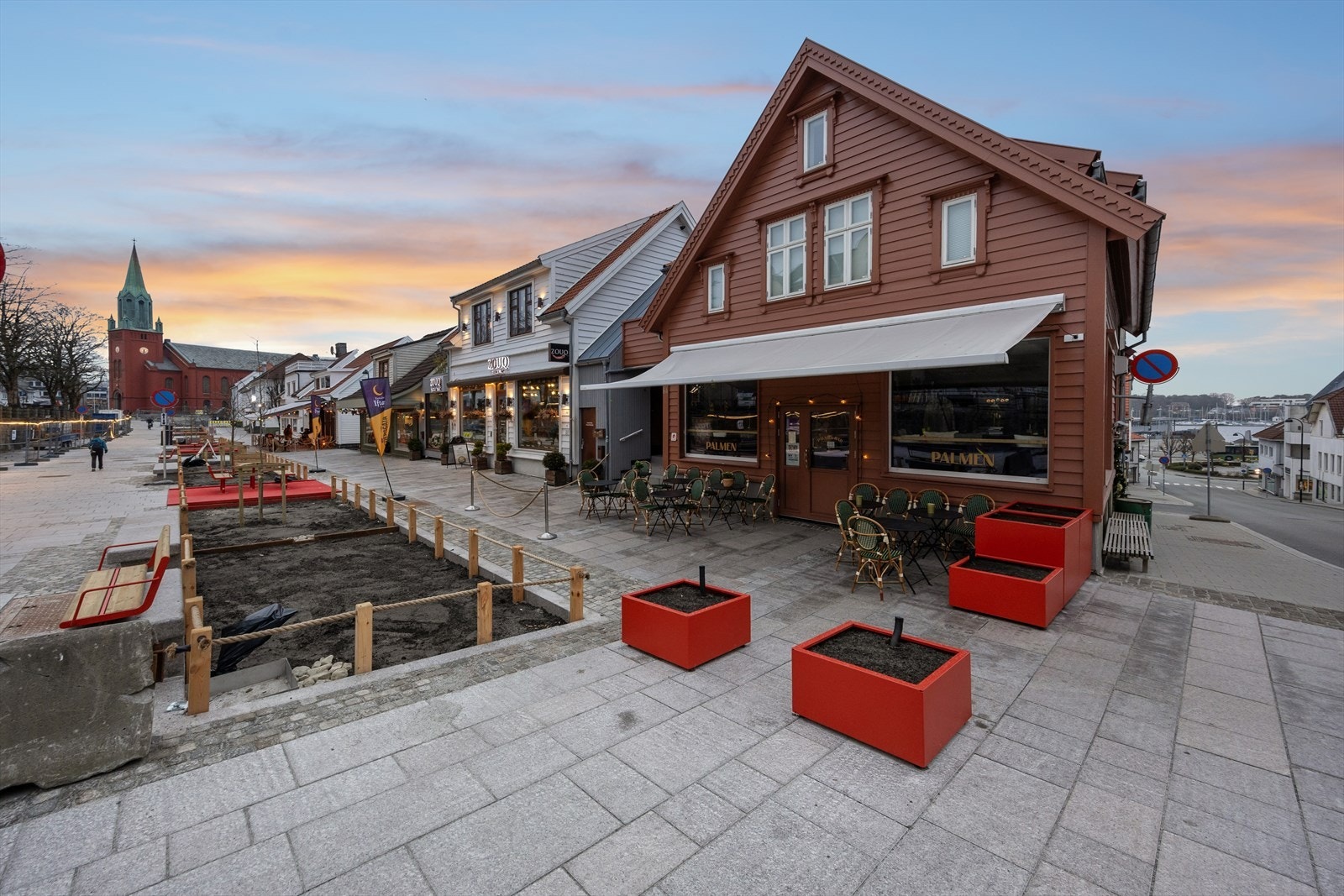Fra bolig er det gangavstand til alt av hva Stavanger sentrum kan by på. Cafeèr, butikker, restauranter og andre sentrumsfasiliteter er rett utenfor ytterdøren. Galleribilde