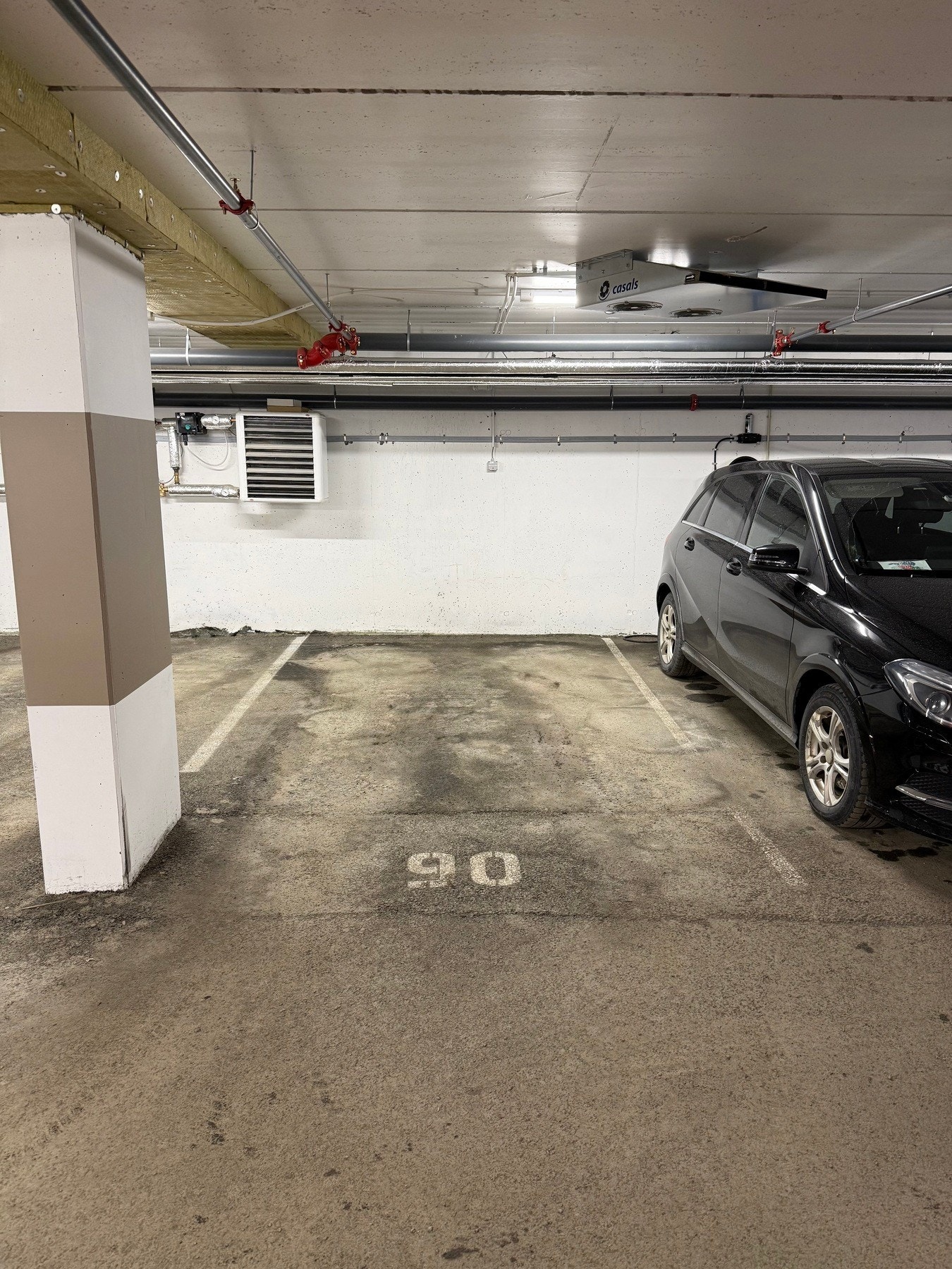 Fast p-plass i oppvarmet kjeller følger med i handelen. Galleribilde