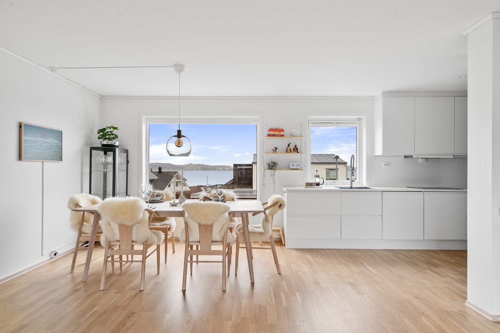 Kjøkken med åpen løsning til stue, men samtidig naturlig tilbaketrukket. Galleribilde