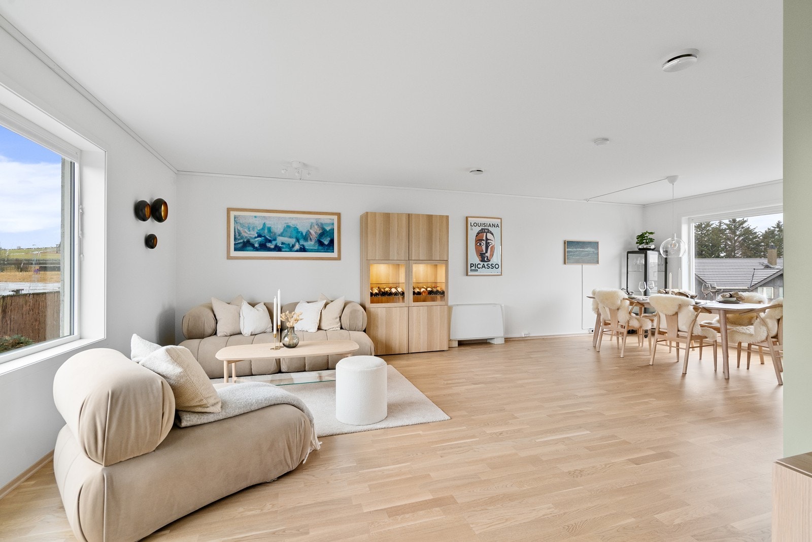 Store vindusflater slipper inn rikelig med dagslys Galleribilde