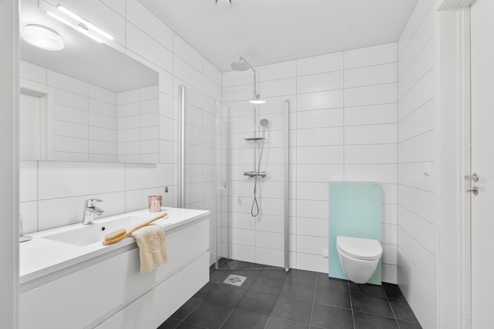 Helfliset bad med vannbåren gulvvarme Galleribilde