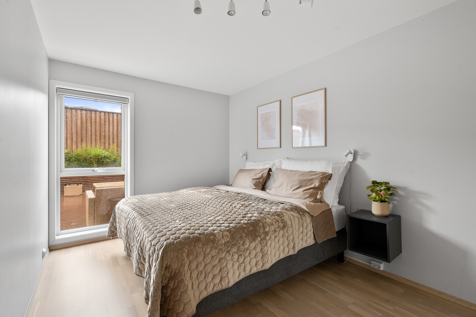 Første etasje inneholder tre romslige soverom. Dette er hovedsoverommet Galleribilde