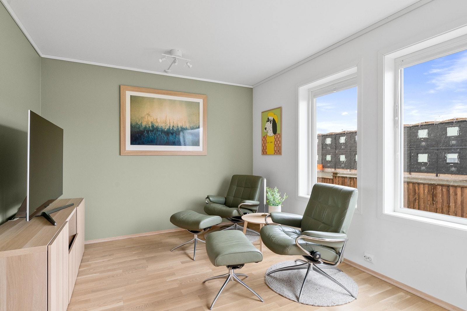 Stuen er av god størrelse og man kan enkelt møblere med flere sittegrupper Galleribilde