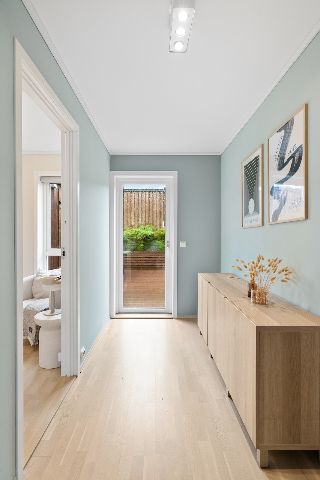 Utgang til en stor og solrik terrasse Galleribilde