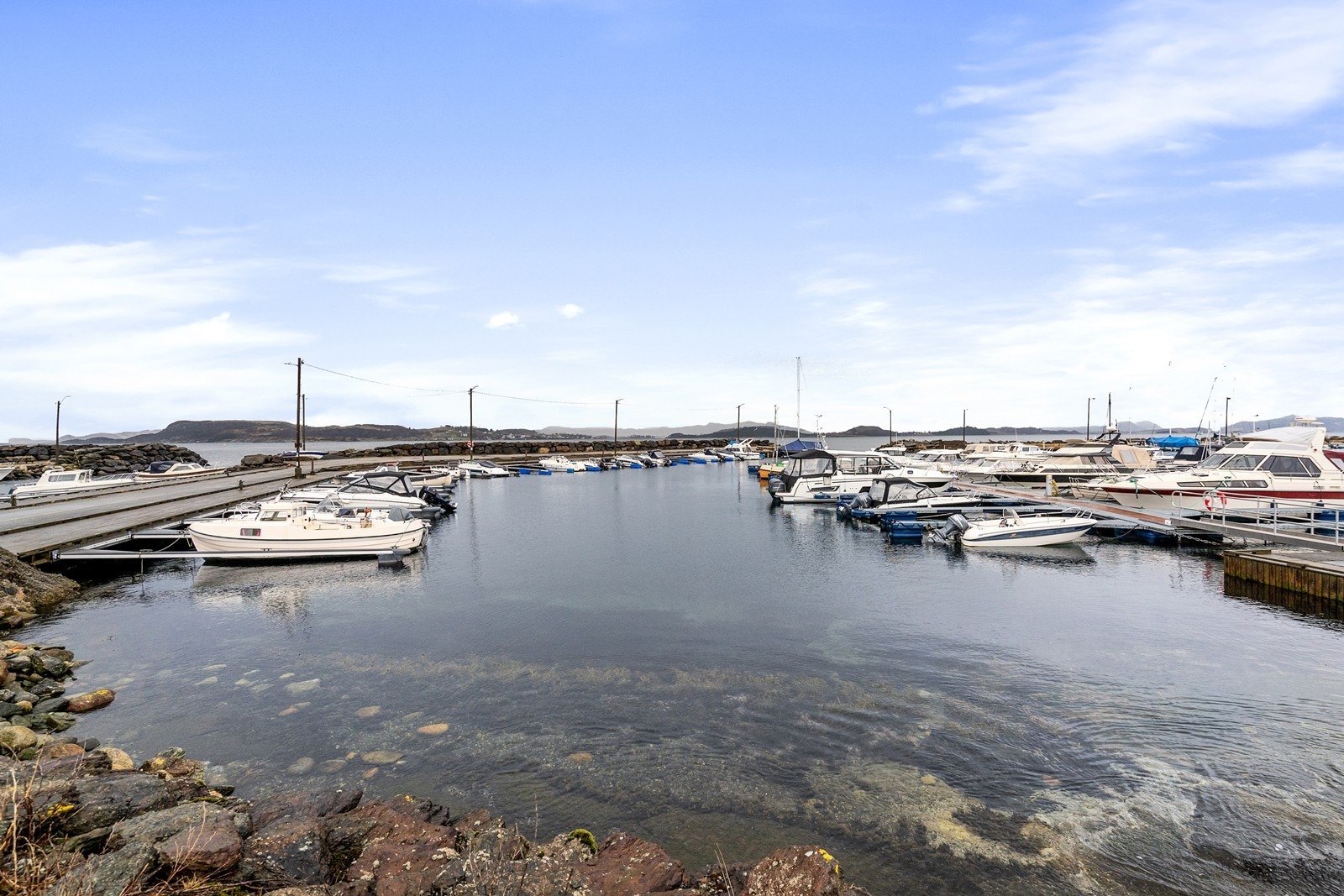 Attraktiv beliggenhet i nyere og trivelig boligfelt, med sjøen og Skiftesvik småbåthavn i umiddelbar nærhet. Galleribilde