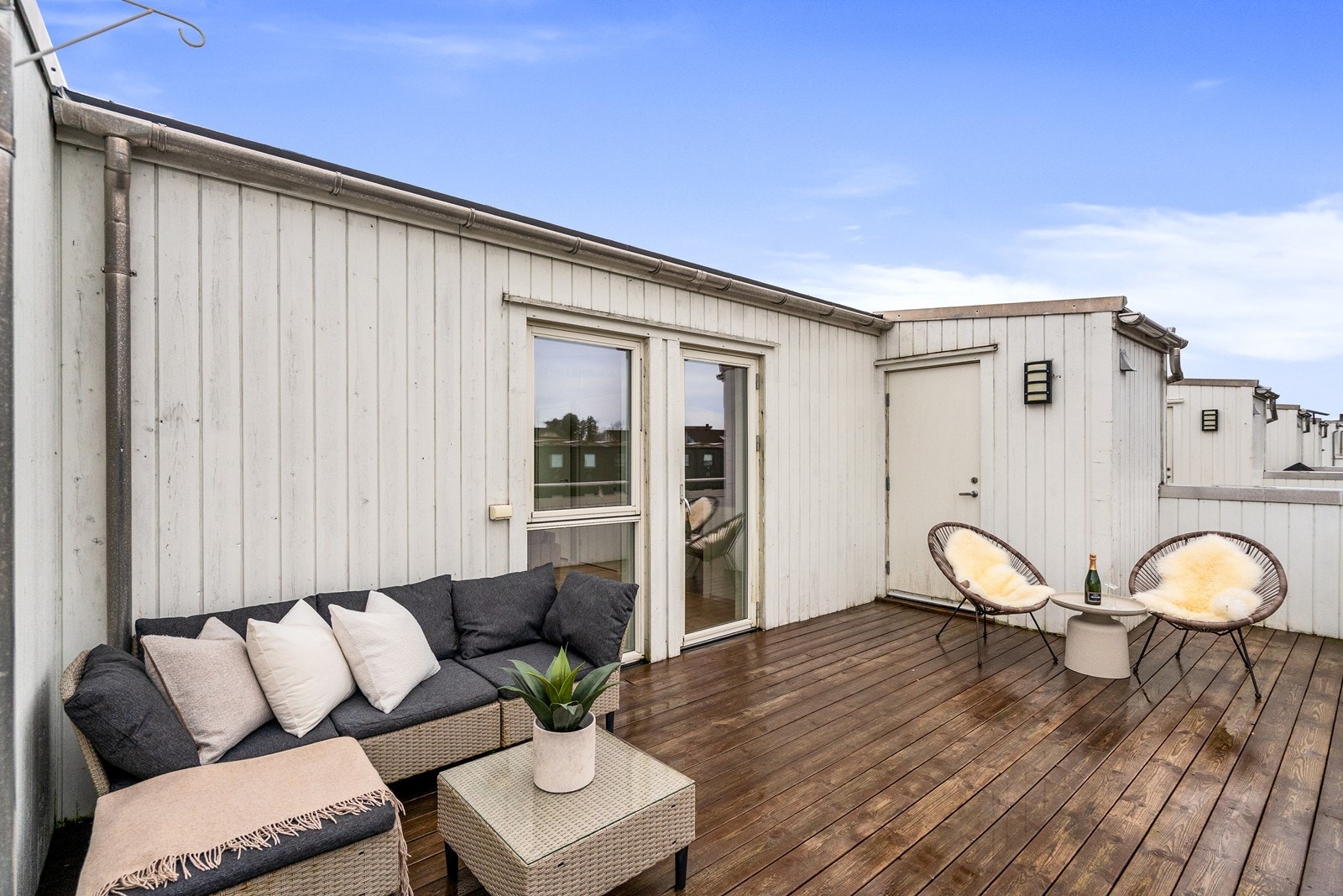 Balkongen er stor nok til å møblere med både sittegruppe samt spisebord. Tilhørende utvendig bod. Galleribilde