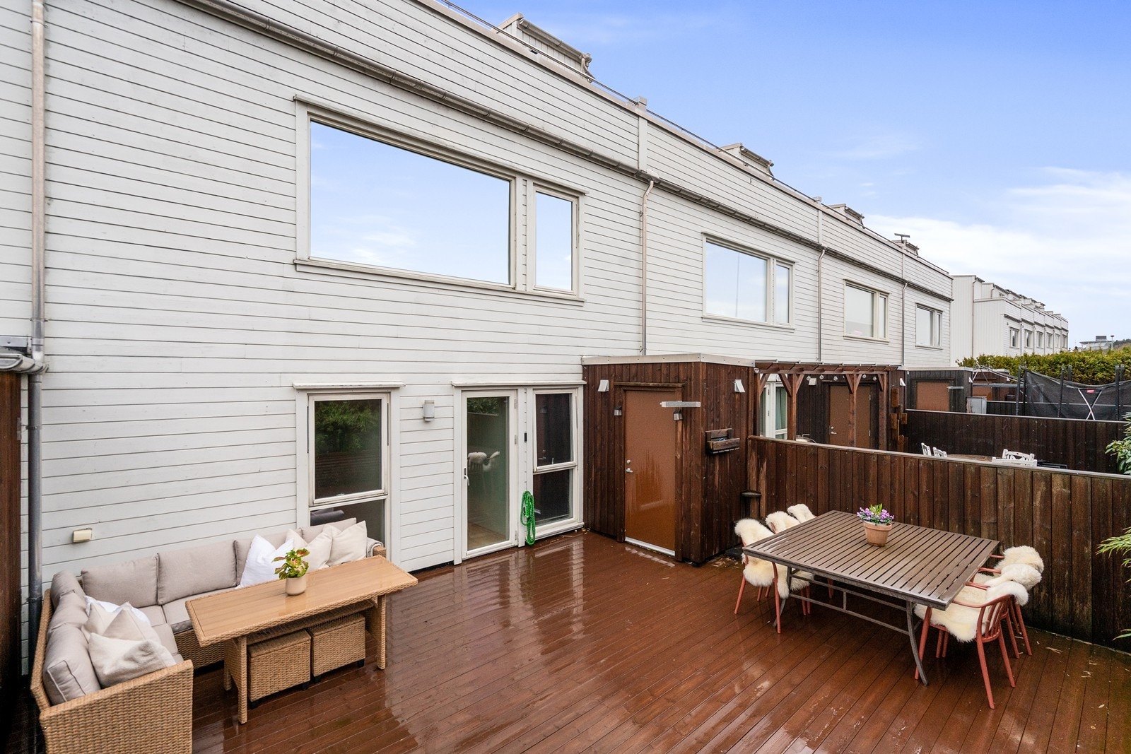 Terrassen med tilkomst fra gang i 1. etasje. Også denne terrassen har en bod for enkel oppbevaring av utemøbler og puter Galleribilde