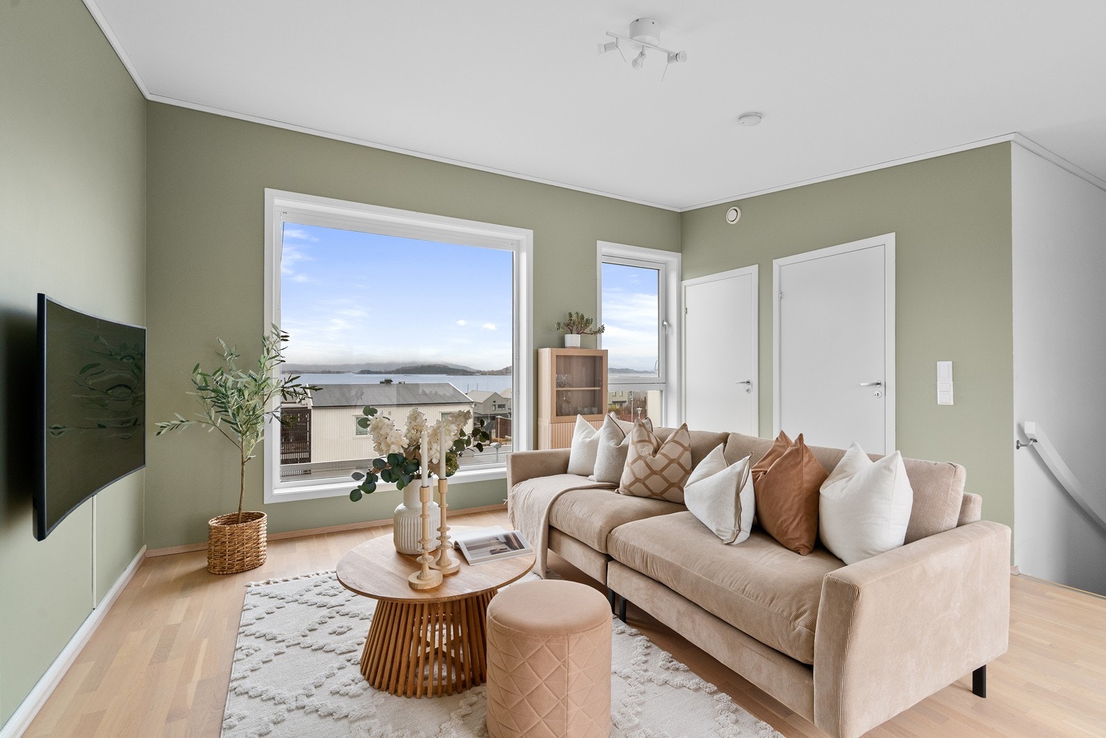 Jarl Tjelta v/EiendsomsMegler1 har gleden av å presentere Skiftesvikveien 19 for salg. Foto Hanne Karlsen Galleribilde