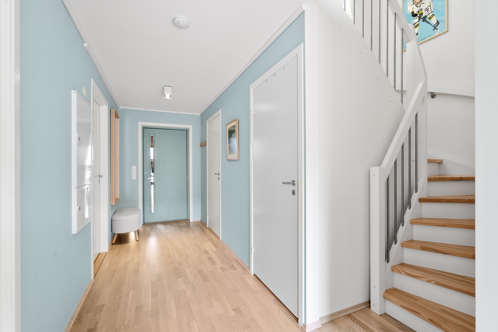 Entrè/gang med parkett på gulv og malte vegger. Galleribilde